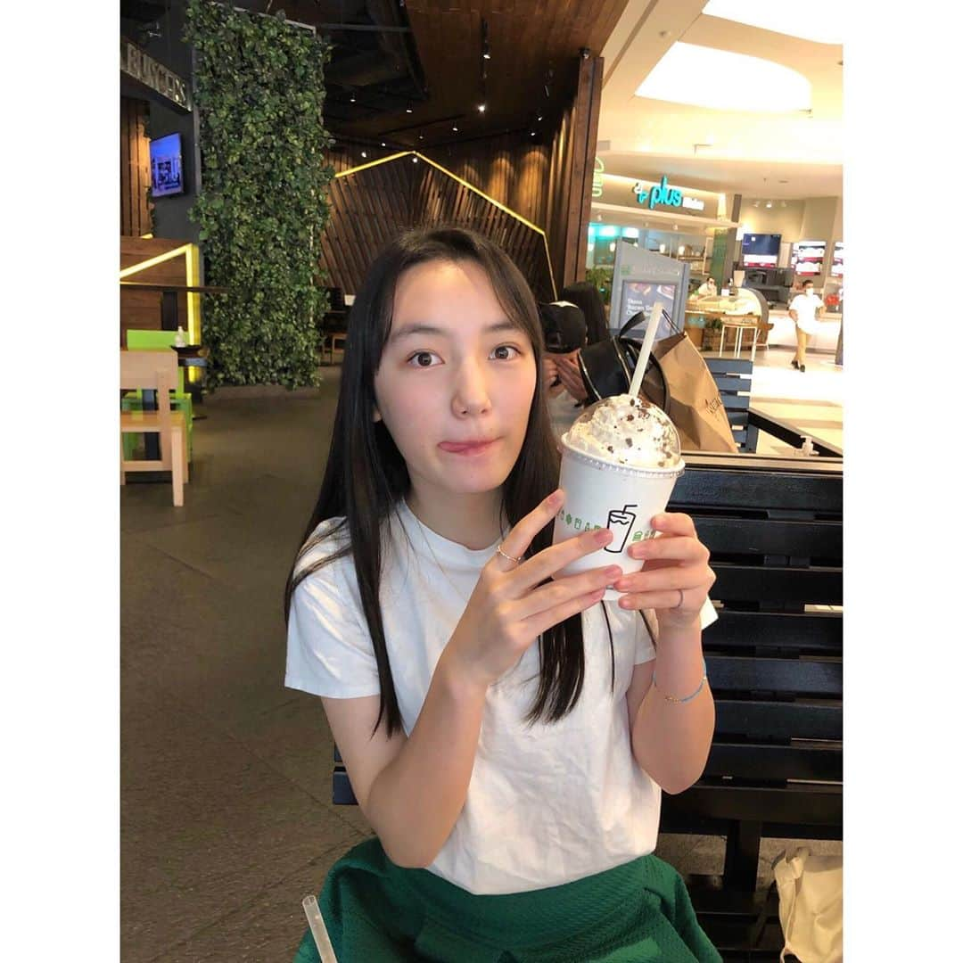 亘理舞さんのインスタグラム写真 - (亘理舞Instagram)「・ Shake Shackで初めて#ホワイトチョコミントシェイク を飲んでみました😋 ・ チョコミント大好きな私的にはもう少しミントのさっぱり感が強くても良いかなぁと思いましたが、とても美味しかったです！ ・ 皆さんはチョコミント味好きですか？？ ・ #着ている#スカートも#ミント色 #ホワイトチョコミント#チョコミント部#白ティー女子#スタダ#亘理舞」9月10日 20時12分 - mai_watari_official