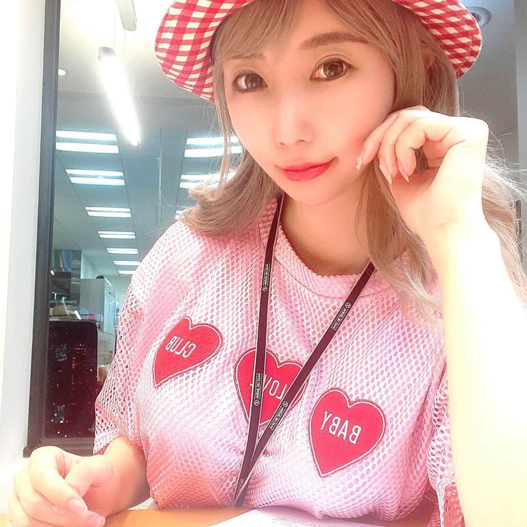りんか社長さんのインスタグラム写真 - (りんか社長Instagram)「六本木ヒルズのラジオJ-wave【SONAR MUSIC】にお呼ばれして、めちゃくちゃお話しちゃまいます。 生放送！ゲストさんが香水で一躍有名になった瑛人さん‼️yoasobiさん‼️😍💕 ライブ配信のことも色々語っちゃいます。。笑  米津玄師さんも…⁉️😱💕  とにかく盛り沢山すぎる内容！！ ネットからも聞けます！是非本日21:05〜 聞いてみてくださいね💕  ▶︎ http://radiko.jp/index/FMJ/  #瑛人  #香水  #youtube #tiktok #TIKTOK研究家 #りんか社長  #米津玄師」9月10日 20時12分 - rinkashacho