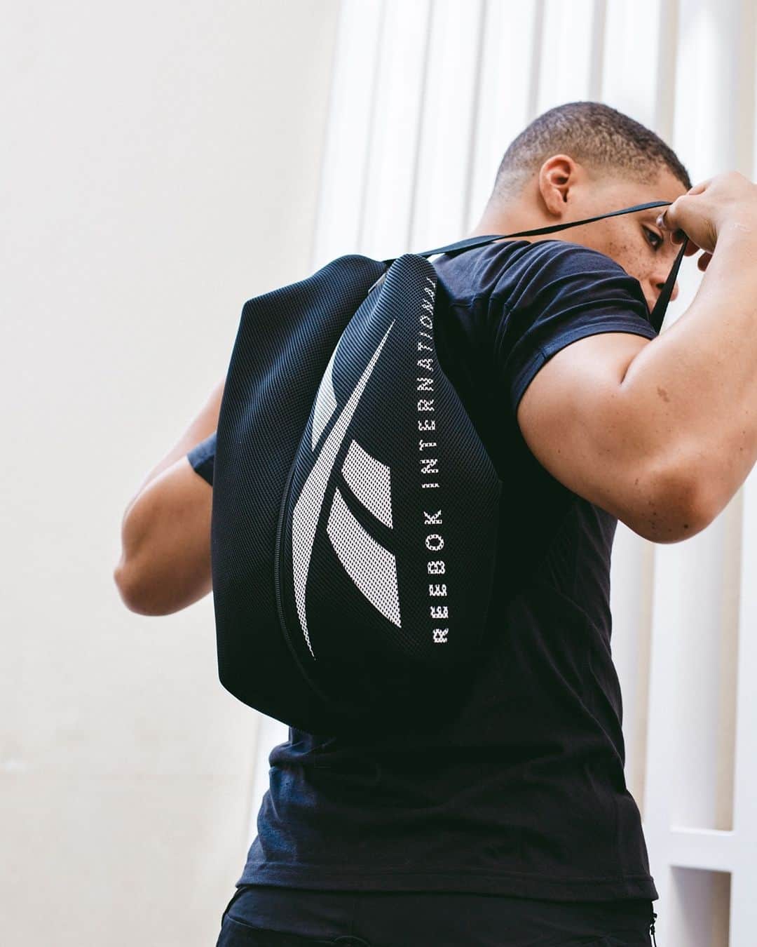 のインスタグラム：「TECH STYLE IMAGIRO BAG 内側にメッシュポケットを備えた、汎用性の高いバッグ。肩にかける、たすき掛けにする、バックパックとして背負う。さまざまなライフシーンに合わせて持ち運べるエブリデイバッグ。 #リーボック」