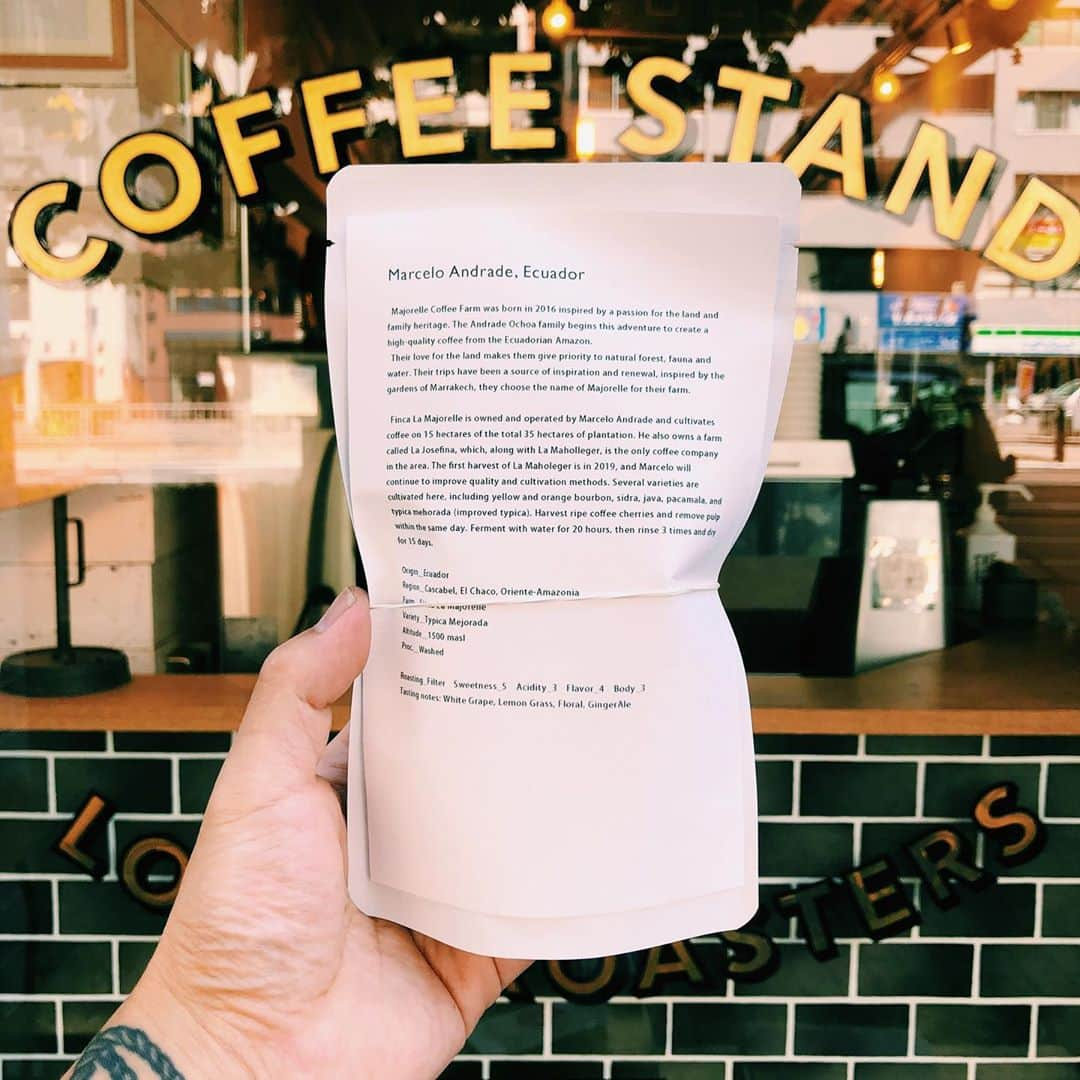 THE LOCAL ＊GoodCoffee運営店舗さんのインスタグラム写真 - (THE LOCAL ＊GoodCoffee運営店舗Instagram)「. THE LOCAL COFFEE STANDで現在お取り扱いのコーヒー豆は10／31までです。THE LOCALの店舗はもちろんオンラインでもお買い求めいただけます。この機会に気になる商品がございましたら是非。オンラインショップは5000円以上で送料無料です。 . 本日は静岡県の @ethicus.jp さんのご紹介です。静岡県の日吉町駅から徒歩すぐの場所にお店を構えるETHICUSさんは、今年の6月に2店舗となる @euphrainoo をオープンされました。 . 【ECUADOR】 プロセス/ウォッシュド 農園/マホレジェ農園 焙煎度合い/浅煎り カップコメント/ジンジャーエール、レモングラス、マスカット  【ETHIOPIA】 プロセス/ウォッシュド 農園/カラモ 焙煎度合い/浅煎り カップコメント/オレンジシャーベット、白桃、ラズベリー . 以下ETHICUSさんHPから引用 焙煎士が原産地に足を運び、厳選した生豆を自家焙煎した新鮮な珈琲をお楽しみいただけます。珈琲豆本来の姿は、木になる果実です。よって鮮度があり香りや味は常に変化していきます。 ETHICUSでは、今この瞬間にしか出会えない特別な一杯をお届けするため、生豆に近い浅煎りならではの新鮮さを大切にしています。刻一刻と変化する豊かな香りと深い味わいに触れていただき、珈琲の新たな魅力を感じて頂けたらと思っています。  . ☆THELOCAL☆ 〒150-0002 東京都渋谷区渋谷２丁目１０−１５﻿﻿﻿﻿﻿ 定休日/なし 営業時間↓ 平日/9:00-17:00  土、日、祝日/11:00〜19:00 . . #thelocalcoffeestand #thelocal #tokyocafe#tokyocoffee#tokyocoffeefestival#shibuyacafe#aoyamacafe#omotesandocafe#coffee#blackcoffee#dripcoffee#coffeebeanes#コーヒー#コーヒースタンド#コーヒータイム#コーヒーブレイク#東京カフェ#東京コーヒー#カフェ巡り#カフェ好き#カフェ巡り#渋谷カフェ#青山カフェ#表参道カフェ#珈琲#お家時間#お取り寄せ#期間限定 #ギフト #アパレル #tシャツ」9月10日 20時16分 - thelocaltokyo