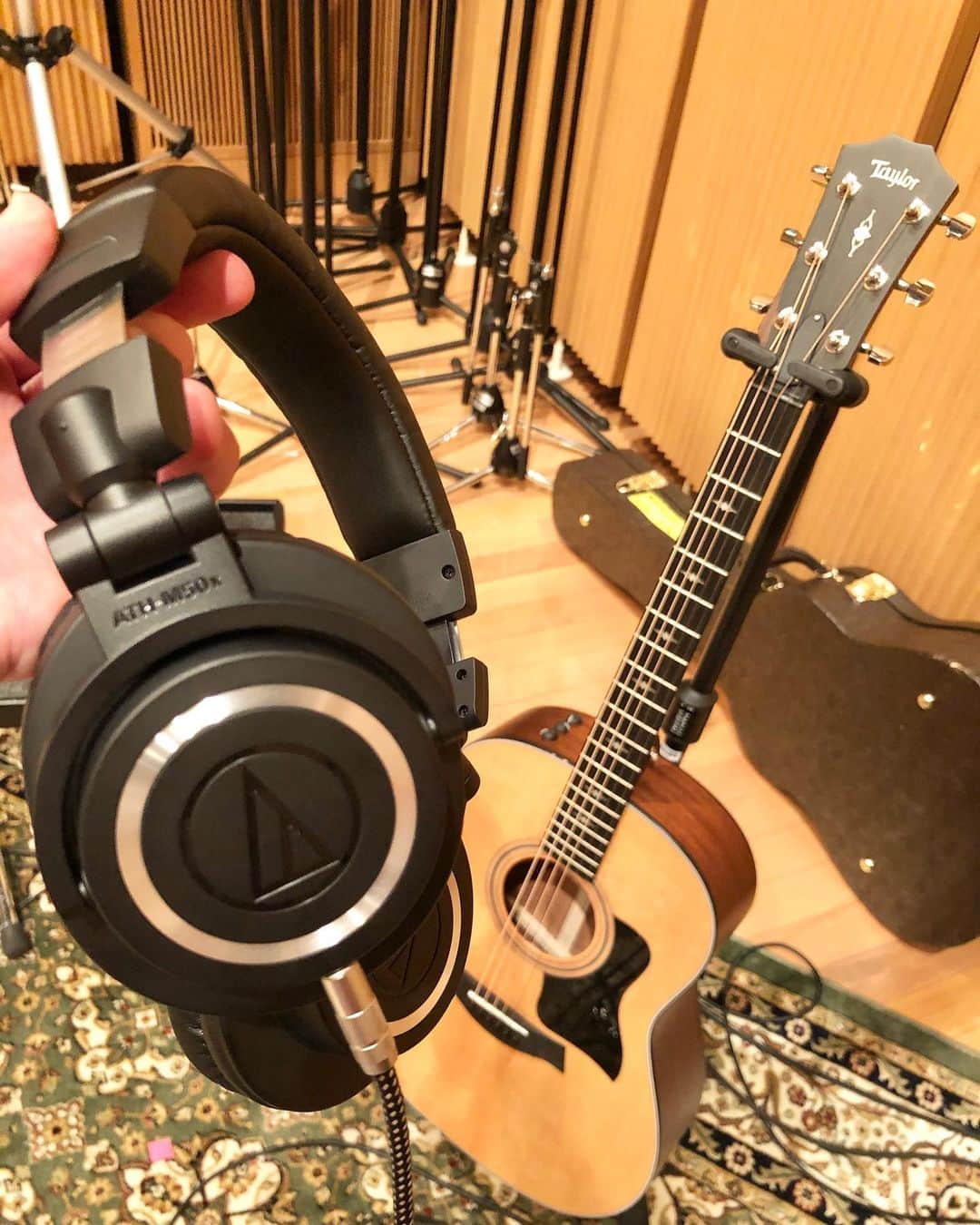 masasucksのインスタグラム：「オーディオテクニカの ATH-M50x でアコギのモニターをしてみたらクリアすぎて猛烈照爆でしたwww  ケーブルはオヤイデさんが持ってきてくれたワイドな世界観なやつです💁🏼‍♂️照  #audiotechnica  #athm50x #athm50xbt #ケーブル抜いちゃえばそのままbluetoothヘッドホンになる神対応ヘッドホン #ヘッドフォン？ #オヤイデ電気  #taylor317 #masasucks #猛烈照爆 #あーすぅー」