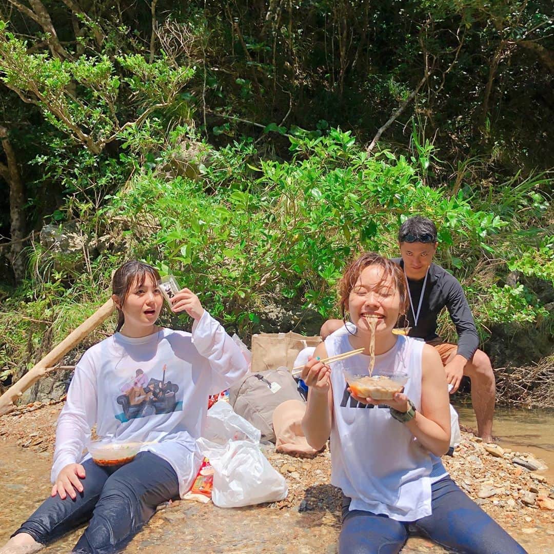 MAIKO さんのインスタグラム写真 - (MAIKO Instagram)「川で食べたざるそば美味しかったなぁ〜🌱 ・ ・ ・ 今日の夕飯何にしよ🤔 ・ ・ ・ #後ろの不敵な笑み… #ゴミはしっかり持ち帰りました😉🗑 #川 #沖縄 #本日ぼっち飯🥺」9月10日 20時27分 - maiko_oops