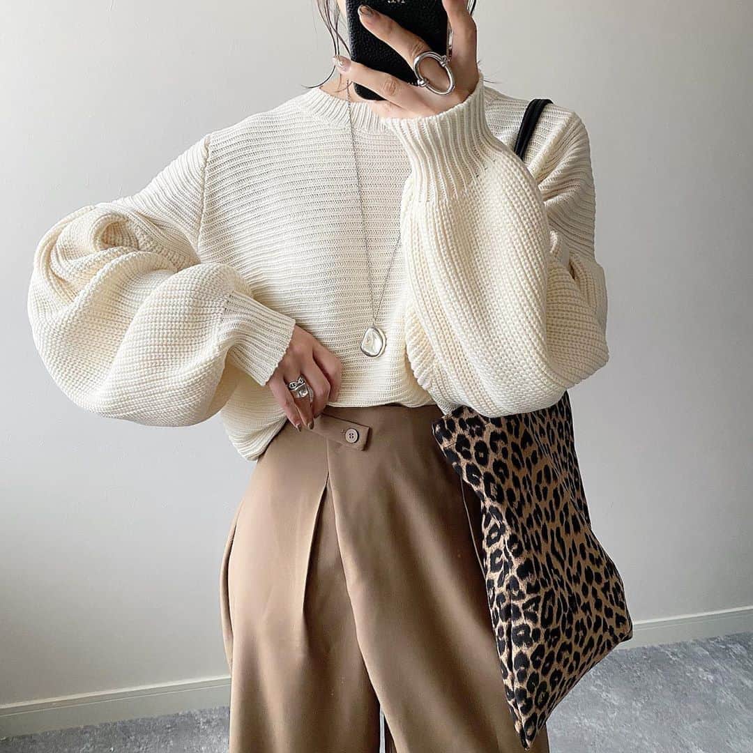 のインスタグラム：「・ ivory×camel×animal🐆♡ ・ お袖ボワンなニットは毎年欠かせない大好物( ⸝⸝⸝⁼̴́◡⁼̴̀⸝⸝⸝) @fifth_store  ・ 柔らかくて着心地も良い🥺 ・ レオパード柄がコーデのポイントになって大活躍しそうなバッグは @editsheen_store で。 ・ クラッチ風に持っても可愛い💕 ・ 今ならどちらも40%offクーポン出てました！ ・ knit #fifth#fifthtl  #ボリュームスリーブデザインニット pants #helrous @helrous_official bag #editsheen  #レオパードトート shoes #zara ・ #フィフス#エディットシーン#bag#バッグ#トレンド#平均身長コーデ#サマーニット#秋コーデ」