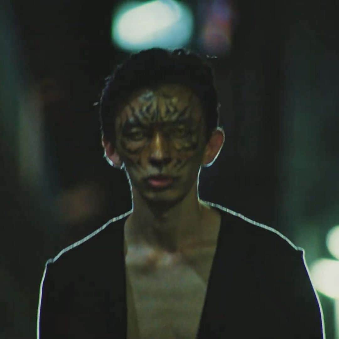 Amazing JIROさんのインスタグラム写真 - (Amazing JIROInstagram)「I did a tiger makeup for the music video, "東京は燃えてる" by GLIM SPANKY. ． Watch the full video here! : GLIM SPANKY - 「東京は燃えてる」 https://youtu.be/_A9otC5nbqw ． Band : GLIM SPANKY @glimspanky [ Remi Matsuo @remimatsuo / Hiroki Kamemoto @hirokikamemoto ] ． Model : kaisei nakano @ka_model10 Model Agency : SOS MODEL AGENCY @sos_model_agency ． Director : Hideto Hotta @hotta_hideto Director of Photography : Koretaka Kamiike @koretakakamiike Lighting Director: Kenta Sasaki Stylist : Soichiro Kobayashi @soichiro.kobayashi Hair : Satoko Mihara @chiko0924 Makeup : Miho Shimizu @mihomua Special Makeup : Amazing JIRO Colorist : Hajime Kato @hajimekato Title Design : seri tanaka @seri_tanaka Plants : malta @maisonmalta Special Thanks : ALMOSTBLACK / both / KOZABURO ． Producer : Yosuke Yamaguchi @yamaguchiyosuke (koe Inc.) / Hitoshi Sugai (koe Inc.) Production Manager : Maria Nanashima Production Assistant : Taisei Kamiyama / Hiroyuki Kishimoto / Mari Elhanafy @dopelfy / @sui__gyoza Production : koe Inc. ． #GLIMSPANKY #walkingonfire #mv #musicvideo #music #cinematography #videography #facepaint #makeup #makeupart #makeupisart #animalmakeup #tigermakeup #makeuptransformation #art #artist #tokyo #amazing_jiro #ミュージックビデオ #音楽 #ミュージック #フェイスペイント #メイク #特殊メイク #虎 #アニマルメイク #アートメイク #アート #アーティスト #東京」9月10日 20時20分 - amazing_jiro