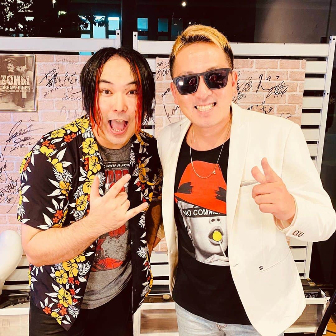 平尾勇気のインスタグラム：「#平尾勇気新番組撮影スタート🎥  皆様、お疲れ様です！  この度、僕の新企画番組の撮影が、 今週から始まりました！  新しい制作チームと共に、夢に向かって、 大きな挑戦になります💪  番組制作に関して、たくさんの方々にご協力を頂きながら、撮影が出来る事に、心から感謝です🙏  第1回目のゲストは、同級生でもあり、 戦友でもある、二世タレント仲間、 歌手、桑名美勇士！  皆様もご存知だとは思いますが、 父、桑名正博、母、アンルイスという、 半端ないサラブレッド✨  そんな美勇士をゲストに迎えて、音楽の話は勿論、激レアトークから、超ギリギリ二世タレントトークまで、盛りだくさんの内容になっています！  番組の詳しい内容はまだ発表できませんが、このテレビを通して、少しでも皆様に、元気と勇気、そして感動を届けられるように頑張って参ります！  人生ラブだね💙  平尾勇気  #新番組撮影スタート  #新企画スタート #今週から撮影開始🎥 #新しい制作チームと共に🤙 #最高な番組を作っていきます！ #第1回目のゲスト発表 #桑名美勇士  #美勇士 #二世仲間 #二世タレント #歌手 #桑名正博 #アンルイス #皆様のご協力に感謝 #コロナに負けずに #笑顔と勇気と感動を届けるために #一生懸命頑張って参ります‼️  #人生ラブだね💙 #平尾勇気」