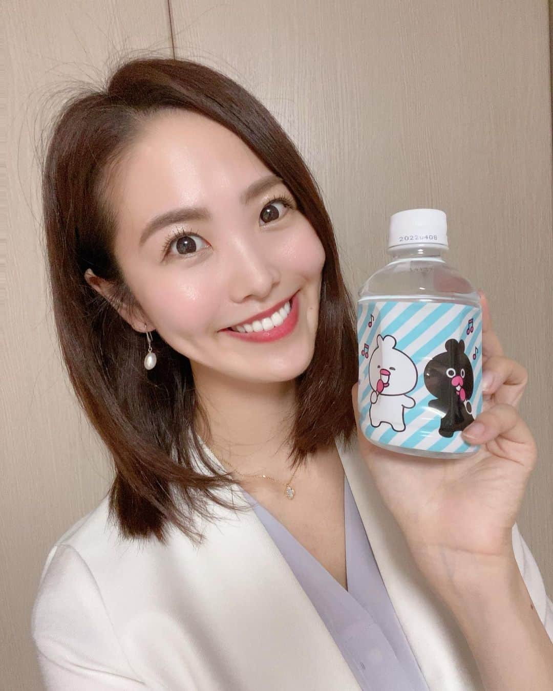 渋佐和佳奈さんのインスタグラム写真 - (渋佐和佳奈Instagram)「きょうはWOWOW本社で会見の司会を🎙✨またまた可愛い#ウーとワー のペットボトルをGETしちゃいました☺️  全米オープンテニスは残すところあと４日🎾！！ 大会11日目は男子ダブルス決勝と、#大坂なおみ 選手vs#ブレイディ 選手、#セレナウィリアムズ 選手vs#アザレンカ 選手の準決勝の模様をお届けします！決勝に進出するのは一体、、、！  そして#車いすテニス も開幕です🎾！ 日本が誇る#国枝慎吾 選手#上地結衣 選手に加え、今大会は#大谷桃子 選手が出場しています❣️(なんと初戦から日本人対決！)WOWOWメンバーズオンデマンドで生配信します✨こちらも見逃せません、、、！！！  #wowow #ウーとワー @woo_and_wah #司会 #アナウンサー　#渋佐和佳奈」9月10日 20時23分 - shibusa_wakana
