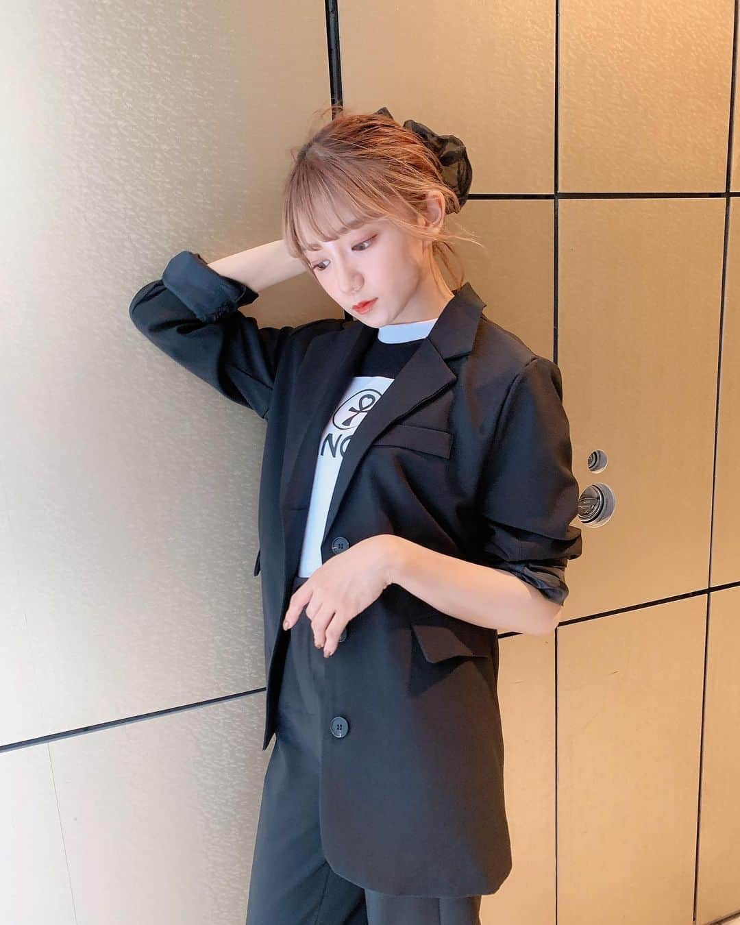 星名美怜さんのインスタグラム写真 - (星名美怜Instagram)「♥♥♥﻿ .﻿ オーバーサイズのセットアップ🖤🖤﻿ ﻿ ゆるっと可愛い😛﻿ ちょっぴり秋始まりました﻿ .﻿ #mireinocode﻿ #星名美怜﻿  #blackcode #koreanfashion #koreanstyle﻿ #ootd #﻿セットアップコーデ #ブラックコーデ #韓国ファッション #韓国ファッション通販 #今日のコーデ #아웃핏 #오오티디 #데일리룩」9月10日 20時28分 - hoshina_mirei_official