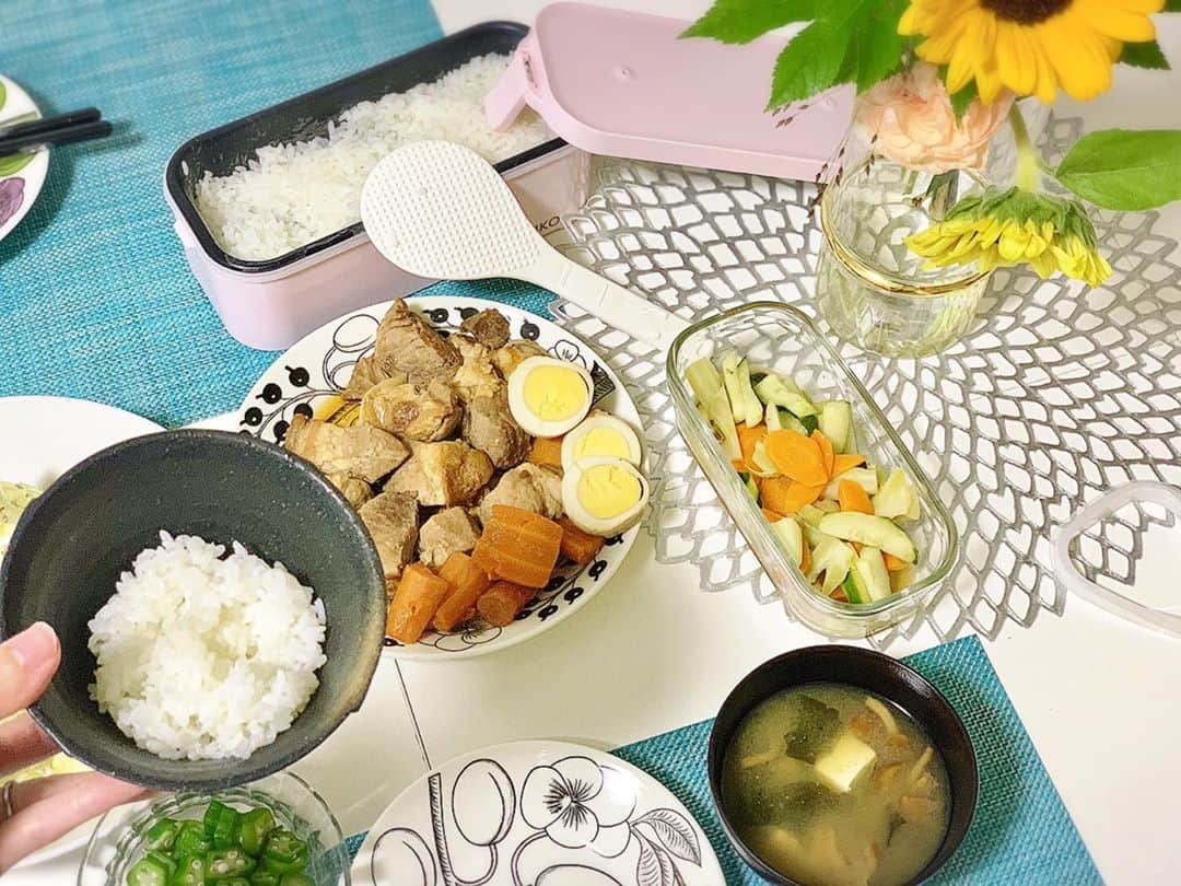 花田浩菜さんのインスタグラム写真 - (花田浩菜Instagram)「#今日の晩ご飯 🍚 やっぱりおうちではシンプルに和食が好き🥢 . . お弁当箱に見えるものは、なんと卓上でご飯が炊ける超便利グッズ✨ 息子は毎日もちろん白いご飯を食べますが、 主人が夜は基本的にお米食べないでおかずだけ派。 私も炊くなら食べるけどなぁ〜って感じなので、息子の為だけに毎日炊くのも、と思い😂（いや、炊けよw） 最近までは一回炊いては数回分冷凍していたのですが、、 やっぱり炊き立てのお米の方が美味しいから、食い付きが違う😅と思っていたところに。 @thanko_inc から気になっていた #おひとりさま用超高速弁当箱炊飯器 をプレゼント頂きました🥰🥰 . . 超コンパクトで普通にお弁当箱としても持っていけちゃうサイズ感😊 電源さえあれば最短なんと14分でお米が卓上でも炊けちゃいます😍 最高1合分まで炊けるので、炊き立てご飯を息子と私で食べるのにもちょうど良いサイズです♪ 無洗米とお水を容器に入れたら卓上でスイッチON！で出来立てを食べたい時に卓上でよそって食べられるので、ほんと、美味しい！🥰🍚 容器ごと洗えるし、もう楽ちん過ぎて！🥺 冷凍ご飯でなくて少量でも毎日手軽に出来立てご飯が食べられる＆食べさせられるのは私も嬉しい限りです❤️ 電源さえあれば外出してても使えるなんて、、キャンプも初心者だけどそろそろデビューしたいなと思っていたので、持っていっても使えそう🥰 ほんと今は便利なグッズがたくさんでママ助かります😂❤️🙇‍♀️ . . #時短家事 #ママライフ #2歳差兄妹 #2歳差育児 #赤ちゃんのいる生活 #おうちご飯 #今日のご飯 #おうちごはん部 #ズボラ飯 #時短ご飯 #兄妹ママ #男の子ママ #女の子ママ #便利グッズ #育児 #育児日記 #l4l #happy #happydays」9月10日 20時24分 - hanadahirona