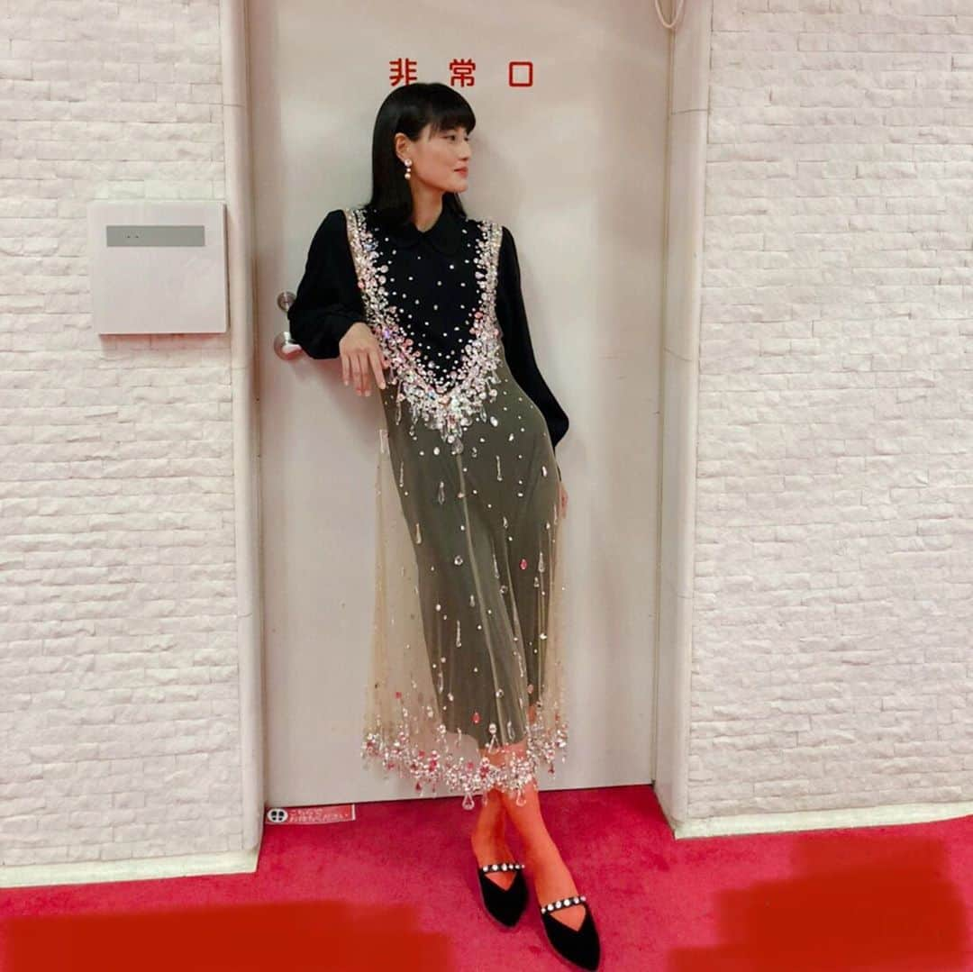 橋本愛さんのインスタグラム写真 - (橋本愛Instagram)「2枚とも、非常口の前でかっこつけるのに耐えきれなくて、笑ってる。  おみゅうみゅうさんの光るなみだドレス…👗 歩く度にシャンシャン鳴って、歩く音楽って言われちゃった。素敵…♡  今私の体の中には、 「青天を衝け」千代ちゃん 「35歳の少女」愛美 「班女」花子  三人の女が居座っています。 それに加えて私。 てんやわんやっす。と言いつつ事態が混乱するほど冷静になる性質なので、悪くないっす。どれも、どうかお楽しみにね、、！」9月10日 20時36分 - ai__hashimoto