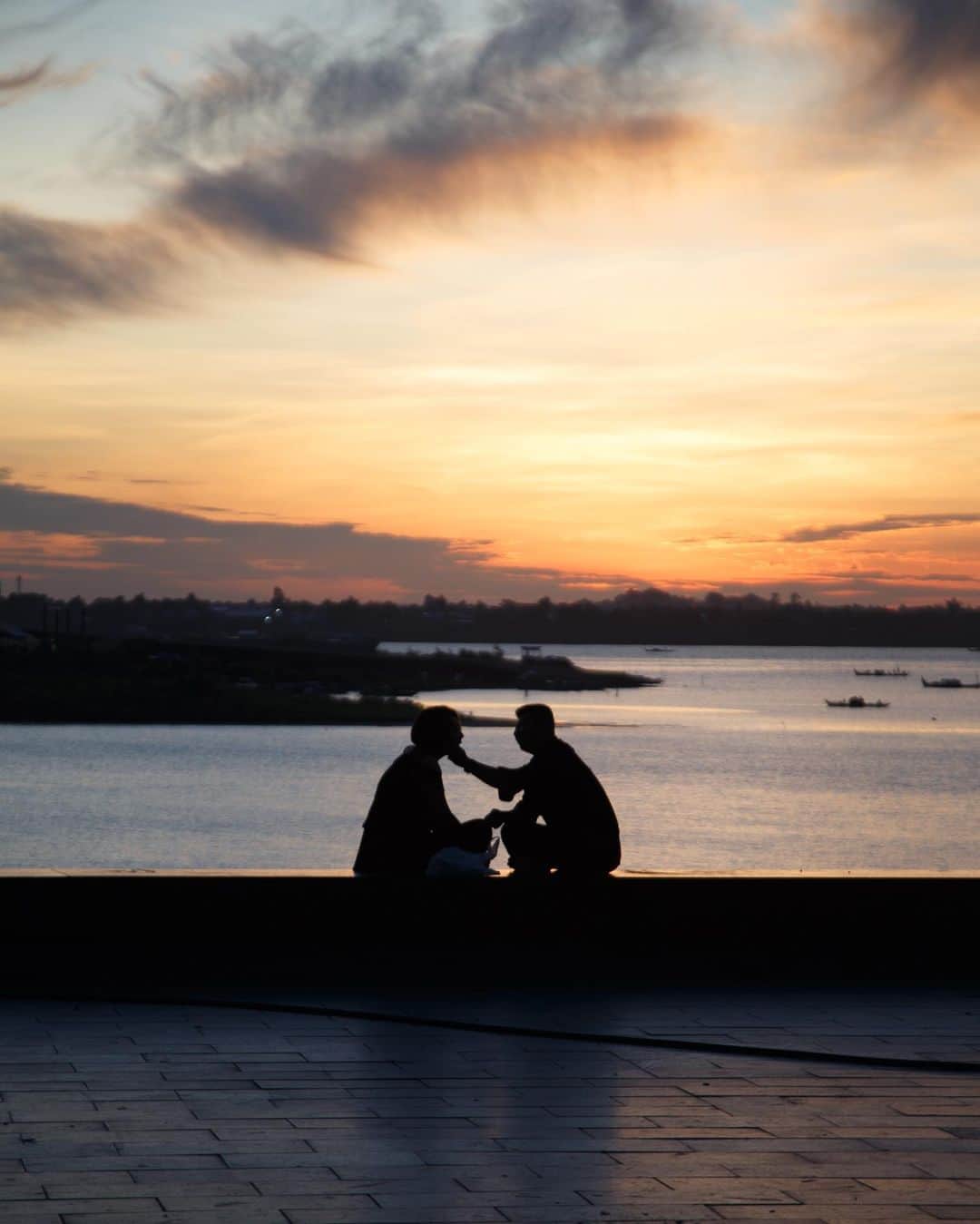Shunsuke Miyatakeのインスタグラム：「Time for two, Riverside, Phnom Penh」