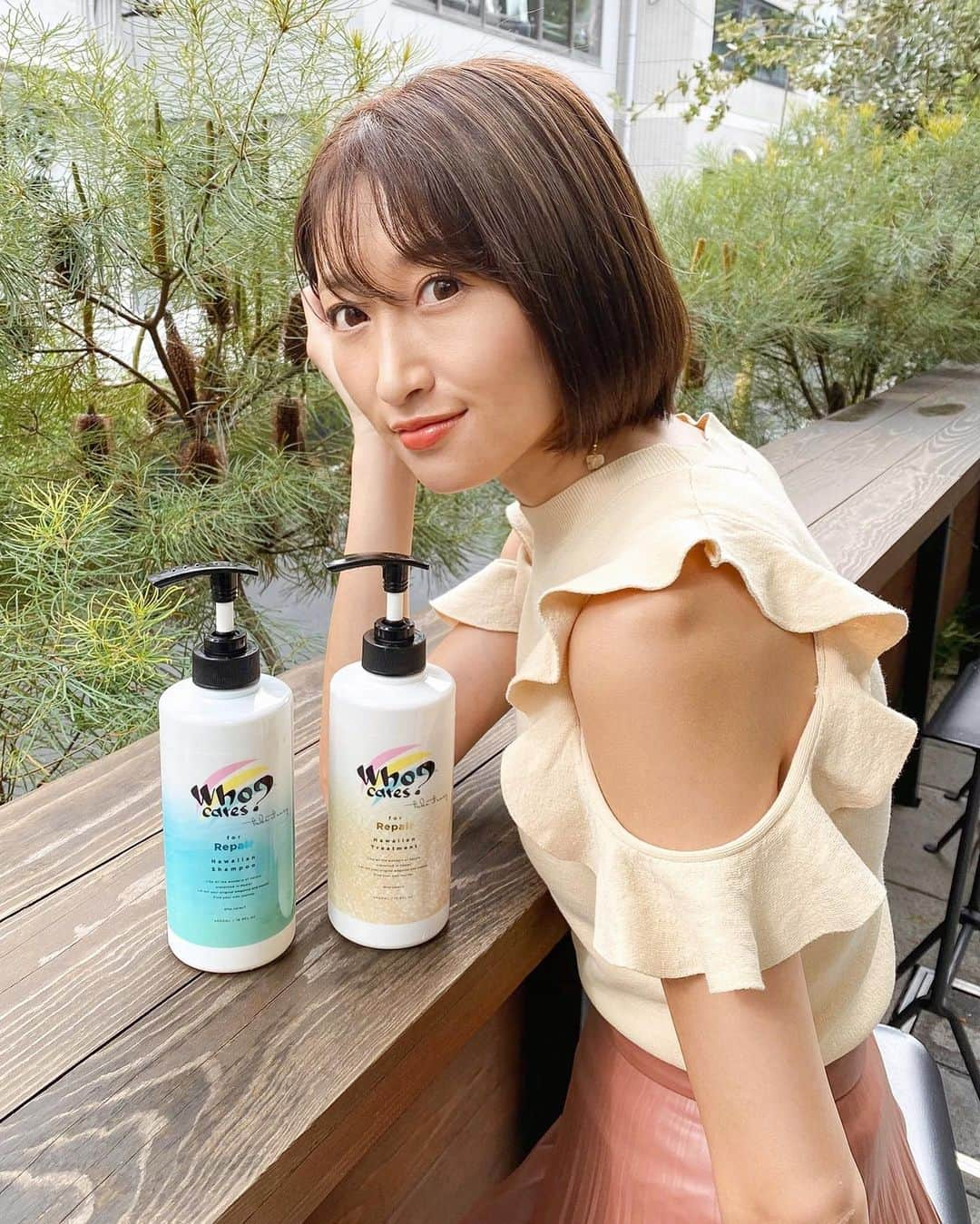 三井菜那さんのインスタグラム写真 - (三井菜那Instagram)「9/4に新発売の ヘアケアブランド 「Who Cares? 」🌺 @whocares_official_jp   ㅤㅤㅤㅤㅤㅤㅤㅤㅤㅤㅤㅤㅤ Who Cares?は、 美しく、健やかな髪へ"がコンセプトで ハワイアをイメージしてるんだって🏄‍♀️  ㅤㅤㅤㅤㅤㅤㅤㅤㅤㅤㅤㅤㅤ シャインとリペアの2種類のラインナップで、 わたしは髪の毛のダメージが気になるから ハワイアンシャンプー&トリートメント＜リペア＞をチョイス✌️  ㅤㅤㅤㅤㅤㅤㅤㅤㅤㅤㅤㅤㅤ リラックスできるアロアロ&カシスの香りで バスルームが一気にリラックスできる癒し空間に👏 ハワイにタイムトリップした気分になれるしモヤモヤもパッと晴れるかんじ🍹 3日ほど使ってみたけど、手ざわりがなめらかでツヤもアップした気が🤭  ㅤㅤㅤㅤㅤㅤㅤㅤㅤㅤㅤㅤㅤ @whocares_official_jp では プレゼントキャンペーンが実施中なんだって🤭 ぜひチェックしてね😍  ㅤㅤㅤㅤㅤㅤㅤㅤㅤㅤㅤㅤㅤ ロフトで販売中だよ🧴 発売されたばかりだからロフトの店舗に確認するのがいいかもっ💞  ㅤㅤㅤㅤㅤㅤㅤㅤㅤㅤㅤㅤㅤ #whocares#PR#フーケアーズ#シャンプー #トリートメント#hawaii#ハワイ#ハワイアンシャンプー#おうちハワイ#エアハワイ#自分らしい私を見つける#おこもり美容#ヘアケア」9月10日 20時31分 - nana.0312