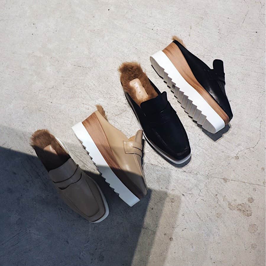 のインスタグラム：「#shoes #newarrivals﻿ ————————————﻿ ﻿ ☑︎ Platform Fur Babouche (¥8,990+tax)﻿ ﻿ AWイチオシの新作シューズが入荷♥﻿ インソールのファーがこれからの季節に﻿ぴったりなデザイン。﻿ ジャギーソールでカジュアルながら、﻿ローファーデザインがマニッシュな印象も﻿プラス。﻿ 抜け感があり足元をスッキリ長くみせてくれる効果も◎﻿  ﻿ ————————————﻿ #お問い合わせ番号w1763」