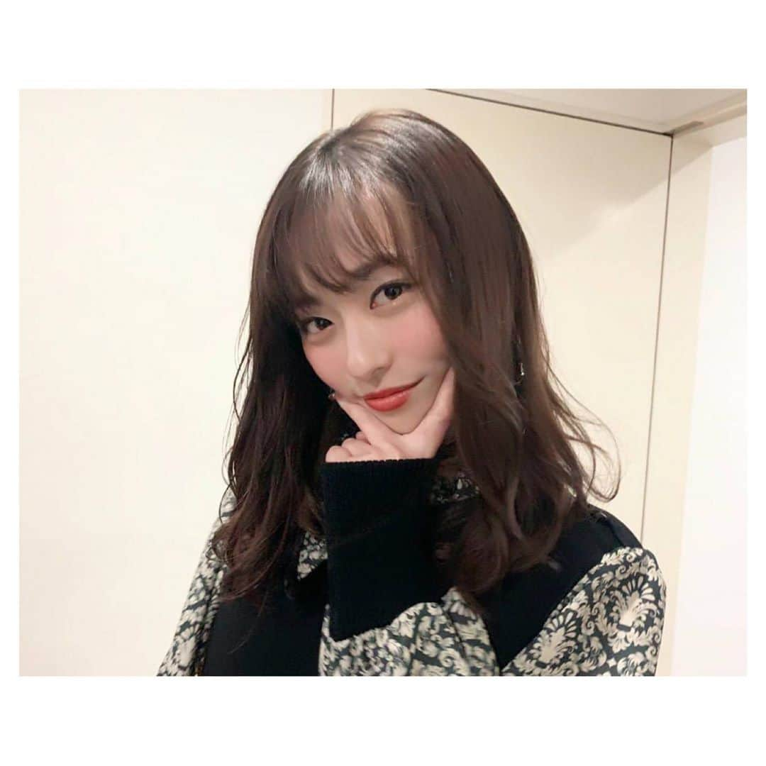 福原遥さんのインスタグラム写真 - (福原遥Instagram)「. 大好きなスタッフさんから懐かしい写真が届きました☺︎ 久々で思わず綻んじゃいました。 こういうのってすごく嬉しいですよね！ そして！皆さんYouTubeは観てくださいましたか？ 初コラボで#箭内夢菜 ちゃんが来てくれて「#にらめっこ対決 」 ２人とも結構な顔をしております。 撮影中はおかしすぎて、ひたすら笑っていました。笑 そして、夢菜ちゃんのYouTubeにも遊びに行かせていただき3年A組の朝礼体操を踊りました！ 楽しかったなぁー！ 是非観てください♪ そしてそして！ 研音YouTube#KennetChannel で#市川知宏 さん 、#福士蒼汰 さんと即興遊び#アドリモ をさせていただきました！ 今回は番組名をみんなで考案。 果たしてどんな名前になっているのか、、、！笑 お楽しみに✨  #YouTube #箭内夢菜のユメ #福原遥とふくはらはるか」9月10日 20時33分 - haruka.f.official