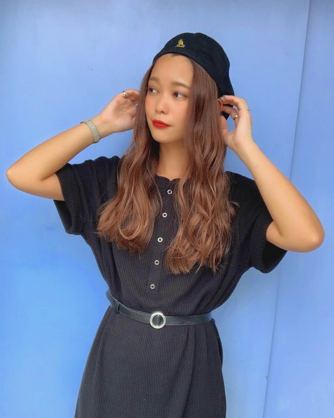 松林彩のインスタグラム：「9.10 可愛い壁❤︎ この日はブラックコーデでした❤︎ 最近夏の終わりを感じて寂しい気持ちになる💭 涼しくなるとどんどんボーイッシュな格好ばっかになる予感💭 洋服買いに行きたいな💭   #ロングヘア#ラベンダーカラー#サロモ#サロンモデル#ヘアアレンジ #アッシュカラー #撮影 #撮影モデル#ブラックコーデ #f4f #hair #hairstyle #haircolor #makeup #coordinate #fashion #instafashion  #hair #ootd #girl　#girls #love #follow #me #like4like」