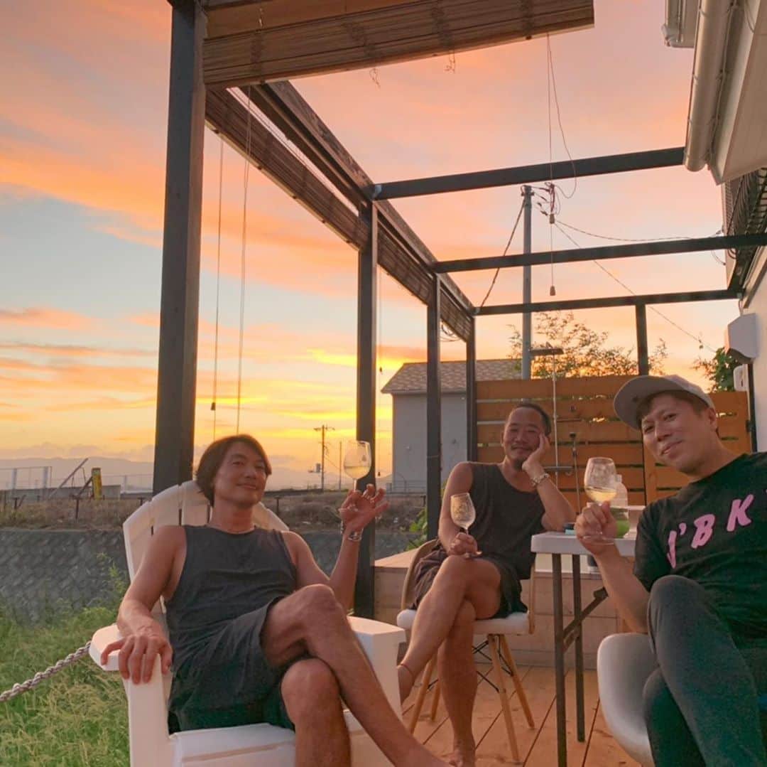 のインスタグラム：「.  よく飲みよく語りよく笑った2日間。  健康的！  心からリラックスして 気を使わずなんでも話して 真面目な話もアホな話も  直さんが来れれば久々GODOメンバーだったのになぁ〜。  また来月だね。  そういえば、こちら11月くらいから空いてる日だけ貸し出す事になりました〜。  まだ細かく決めてないけど 詳細は @andseakamogawa  こちらで告知します。 是非フォローお願いしまーす。  #andsea鴨川 #friends  #peace」