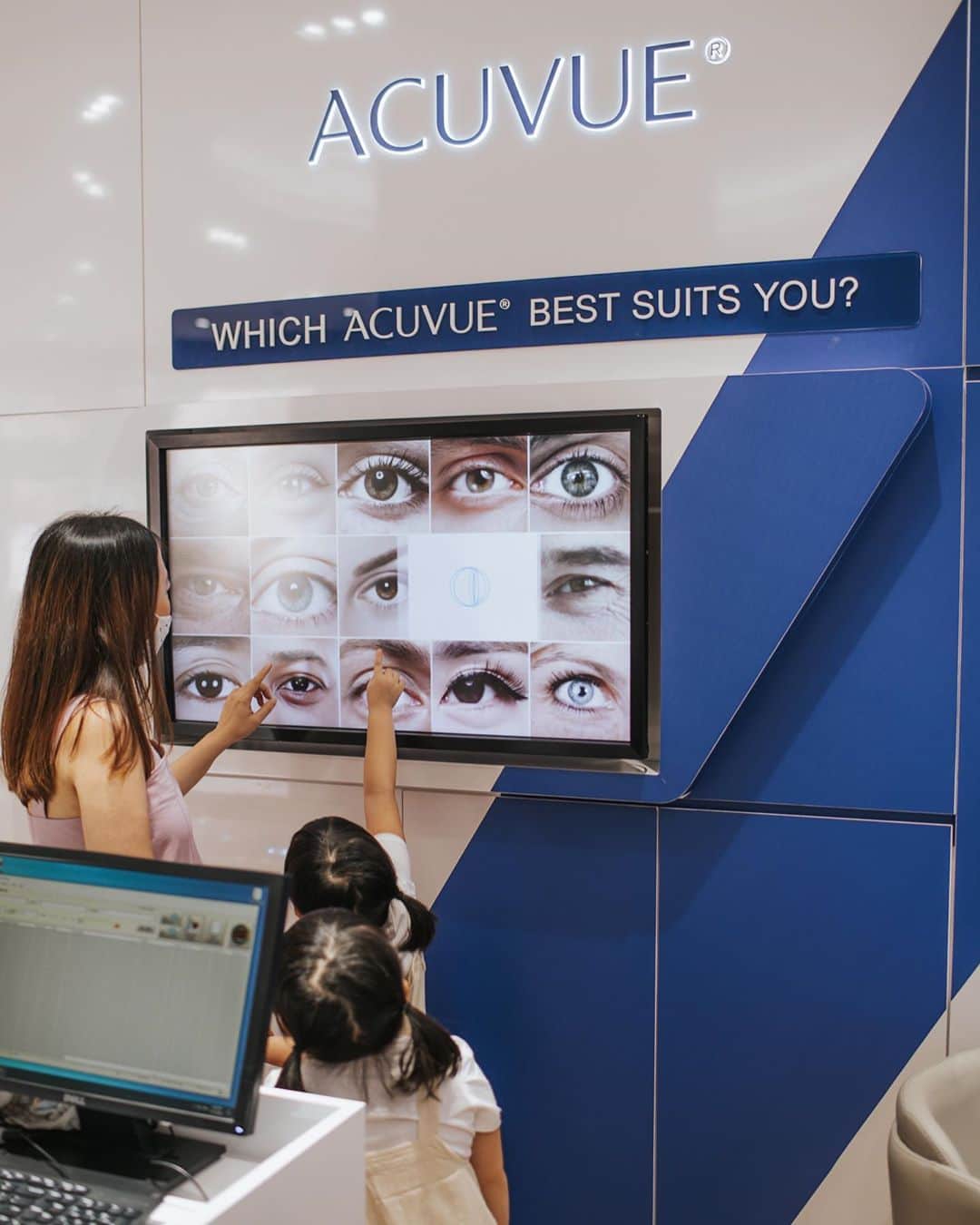 MOMOツインズさんのインスタグラム写真 - (MOMOツインズInstagram)「Popped into First Contact Lens Centre for an eye check and was prescribed with the new ACUVUE®️ OASYS with Transitions™️ contact lenses. Equipped with the latest eye care services and facilities, the fambam tagged along to learn a little about eye health too. There is even a racing simulator in-store to engage the family while I’m busy with the optometrist.  Eye checks are only available for children 6 years-old and above so I will definitely be bringing them back next year.  Use ‘SGFCLC20’ to enjoy $20 off in-store purchases of ACUVUE®️ products at this store. For a limited time only!  #sp #GoSeeItAll #ACUVUESG #ACUVUETransitions」9月10日 20時34分 - leialauren