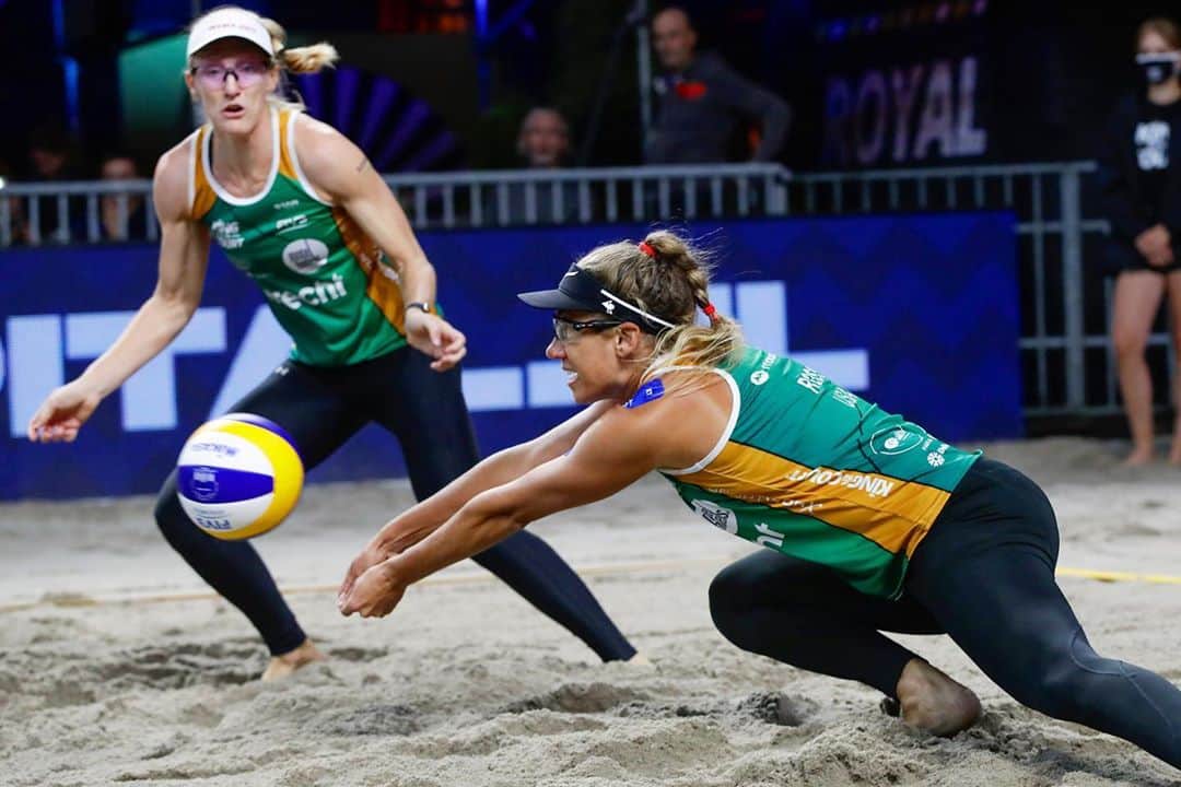 のインスタグラム：「Such an energetic, crazy atmosphere here at @kingofthecourtbeach!! Excited to play again tonight for a chance to move on!! 💪🏼👊🏼🇺🇸  Tune in at 10pm Utrecht time or 1pm west coast time on YouTube! I’ll post the link in m story☝🏼」