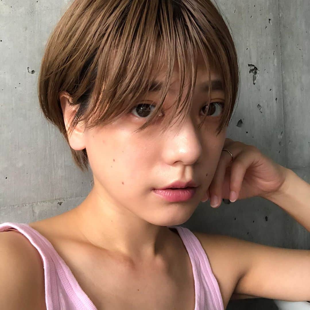 のインスタグラム：「. . 久しぶりにメイク🌟 ラポドゥジェムのアイシャドーはパール感が上品なのに保湿ケアも出来て嬉しい🥺💕 エスティローダーのリップは青いラメが入っていて派手すぎず、いいお色味なのです💋 . . #cosme #instabeauty #gemcosmetics #lpdgem #esteelauder #lip」