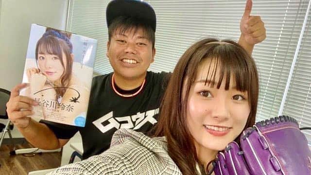 のインスタグラム：「・ 声優アイドル野球女子 長谷川玲奈さんの 私物を賭けて野球ガチ対決！ ・ 完全勝利して視聴者さんに れなぽん私物プレゼントしますw ・ youtu.be/QoGxMt0BHBU ・ #野球 #野球女子 #長谷川玲奈 #ひゅーすた #久しぶりのコラボ #最新YouTube見て下さい笑」