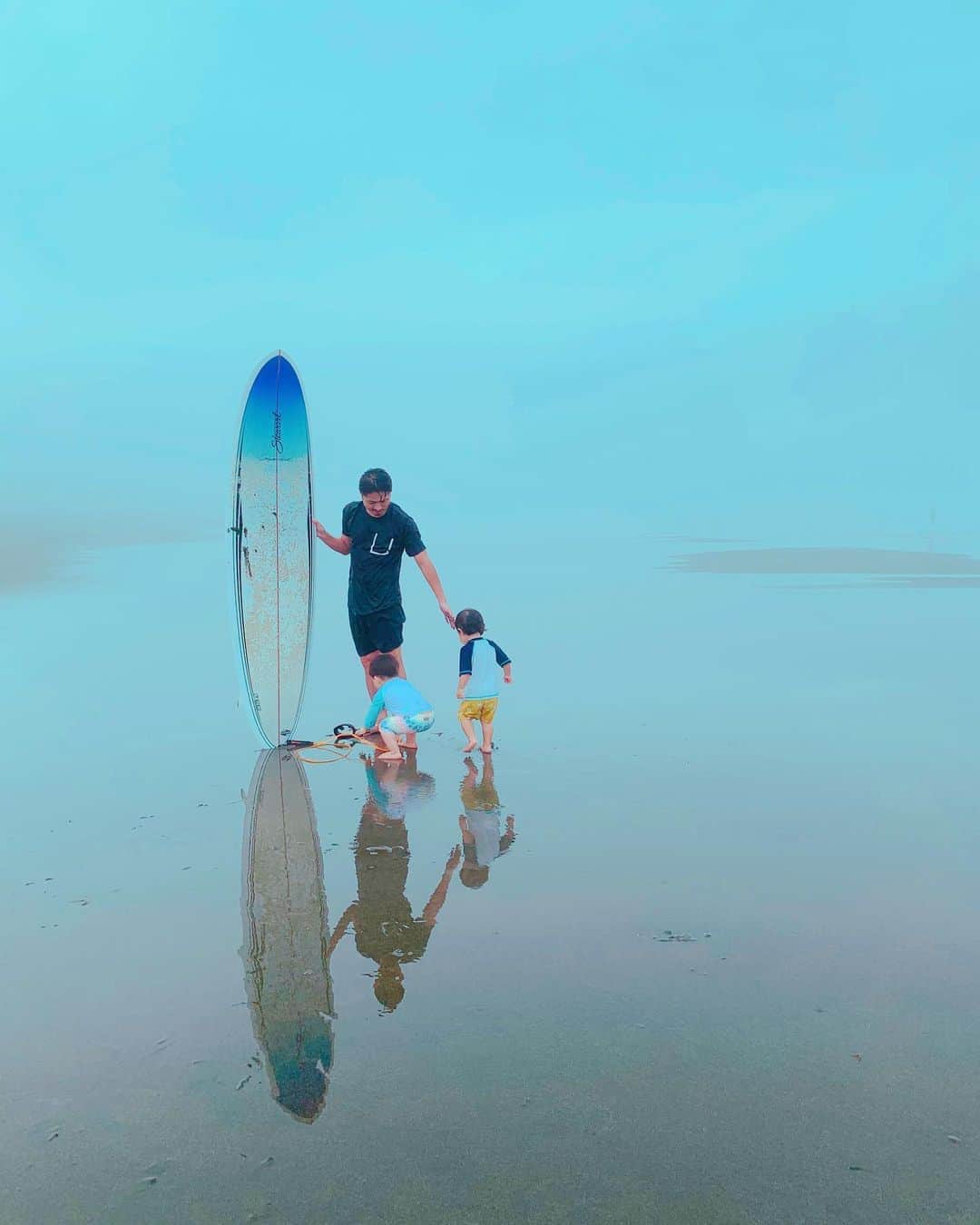 日下部ゆいこさんのインスタグラム写真 - (日下部ゆいこInstagram)「. . 夏の思い出。 . . サーフィンと パパと子供たち。 . . . サップしたいなぁ。 . . #サーフィン#親子#夏の思い出#息子#2歳」9月10日 20時38分 - yuiko_kusakabe