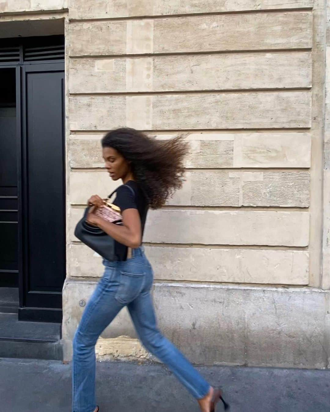 Fendiさんのインスタグラム写真 - (FendiInstagram)「It marks 12 years since the very first #FendiPeekaboo took shape. Celebrating with us, @tinakunakey with the new #Fendi Peekaboo. #FendiPeekabooDay #FendiFriends #FisforFendi」9月10日 20時39分 - fendi