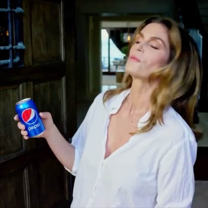 セレステ・バーバーのインスタグラム：「If 2020 was a drink.  #celestechallengeaccepted  #celestebarber #funny #cindycrawford」