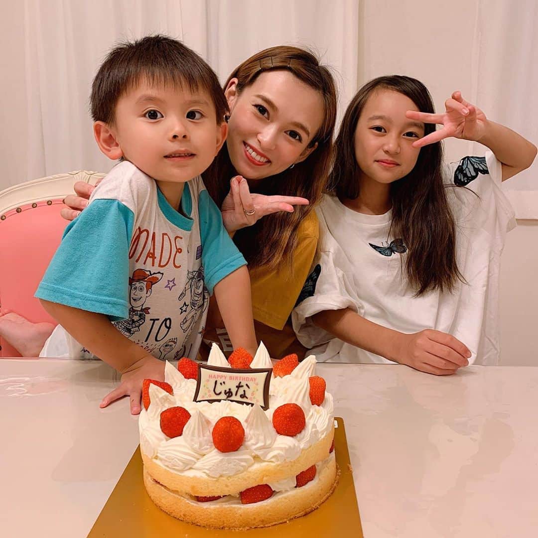 町田亜里香のインスタグラム：「〜9月10日〜 happy birthday🎂juna⸜❤︎⸝ 今日で12歳になりました🥺 長かったような早かったような。 とっても生意気に成長して 最近は日々大変なこともあるけど 大きな病気もせず 大きくなってくれてありがとう。 これからも元気で明るくて 可愛いじゅなでいてくれますように… 生意気なの、少し治らないかな？笑 . .  二人で撮ろうとすると 変顔🤪しかしないのなんなの笑 . #12歳 #12歳誕生日 #16歳差親子  #家族写真 #family #ステップファミリー」