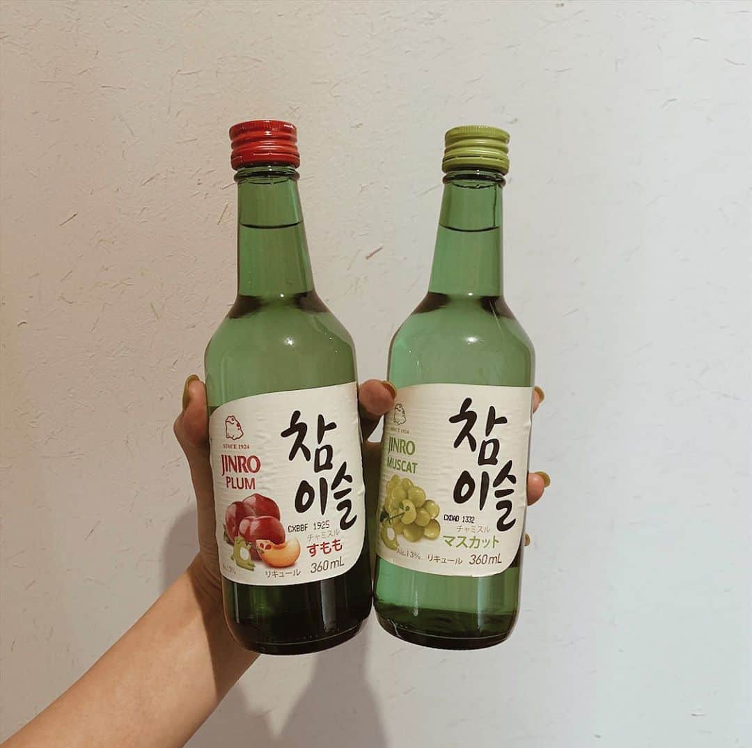 野村明日香のインスタグラム：「﻿ 韓ドラ見てると韓国料理はもちろん﻿ お酒も美味しそうに見えちゃうから気になって買ってみた🍸💚﻿ ﻿ まずはすももとマスカット🍑🍇﻿ ﻿ ﻿  #チャミスル #ソジュ #焼酎 #ジョウンデー #韓国料理 #お酒 #韓国 #韓国酒 #韓国グルメ #すもも #プラム #マスカット #jinro」