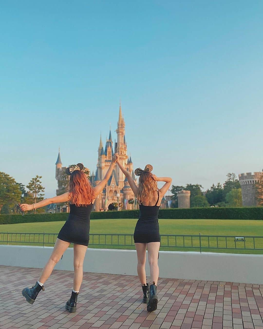 YOKOのインスタグラム：「👭🏰  全身コーデはこんな感じ！ タイトワンピにマーチン合わせ🖤 カチューシャが目立つようにシンプルスタイル  予約制だと人も少ないので新たな写真スポットも見つけられて高まった✨  写真はiPhone鞄に立てかけてひたすら動きながら Bluetoothのボタンでパシャパシャしてるよ📷 ちなみにボタンは @shop_mirage で取り扱ってるのでぜひ🤟🏻 (在庫あるかは把握してないです。無責任w)  選べなくて複数投稿(笑)全部似てる(笑) どれが好き？🤳💕  #ディズニーコーデ」