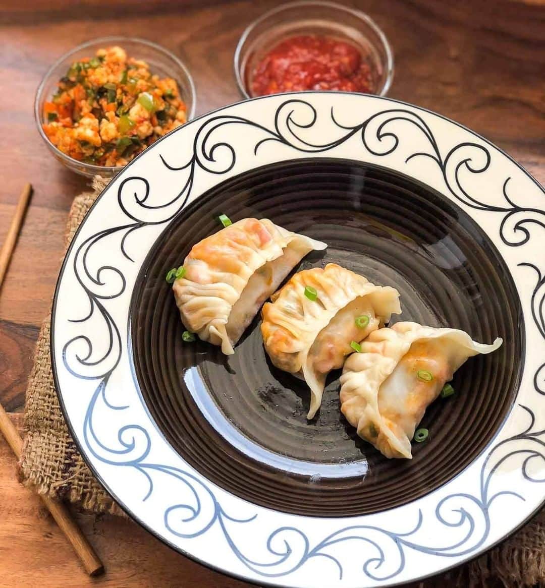 Archana's Kitchenさんのインスタグラム写真 - (Archana's KitchenInstagram)「Chicken Schezwan Momo Recipe is a delicious starter made with minced chicken and sauteed vegetables with spicy schezwan sauce and then steamed to form a soft momo. This can be just had as an evening snack or goes really well with stir fried noodles and gravy by the side for a weekend dinner! Get the recipe from the smart.bio link in my profile @archanaskitchen . . . . . . . #recipes #easyrecipes #snacks #teatime #teatimesnacks #archanaskitchen #momo #momorecipes #chickenmomo  #eatfit #cooking #food #healthyrecipes #foodphotography #recipeoftheday #comfortfood #deliciousfood #monsoonsnacks」9月10日 20時46分 - archanaskitchen