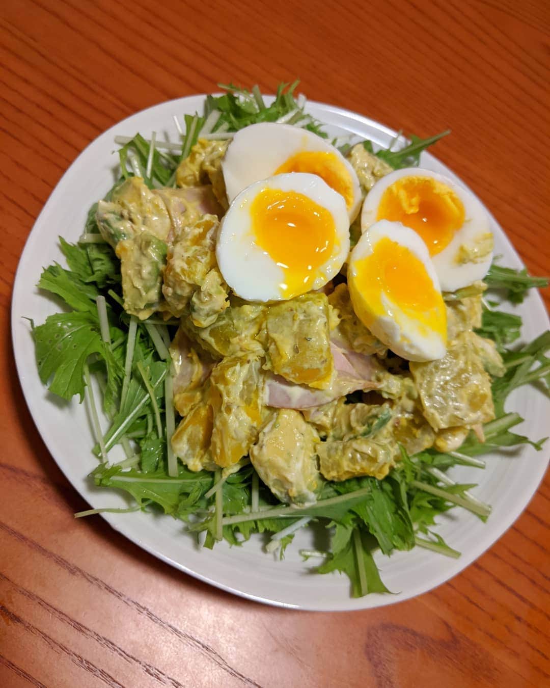 良田麻美さんのインスタグラム写真 - (良田麻美Instagram)「どうしたらいいの😭💞💞💞  またしても、美味しい物を作ってしまった！  北海道のカボチャがお安く手に入ったので、『カボチャのサラダ』を。  🧟💦めっちゃ美味しくでけた。  アボカドとハムをマヨネーズと塩麹で和えて🥢 ゆるめのゆで卵を🐣  デリデリあさみんキッチン🧑‍🍳オープンしたい。  なんて😁💞　 猫はカレー🍛のスパイスが好きらし🧐 だけど〜青ちゃん😵💦火傷するからやめて！」9月10日 20時49分 - asamiset