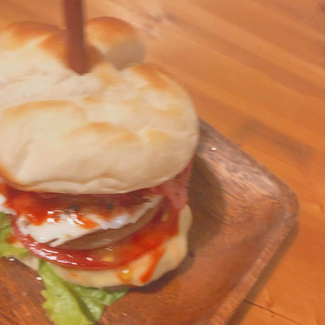 樹麗さんのインスタグラム写真 - (樹麗Instagram)「アボカドが食べたくて 自分でミニハンバーガー作ったの🍔  楽しくて 欲張ったら  アボカドが入らなかったよ。  #哀しい欲 #本物は写真の5倍かわいいよ #🍔#🥑#ミニハンハーガー」9月10日 20時50分 - juri_kami_0213