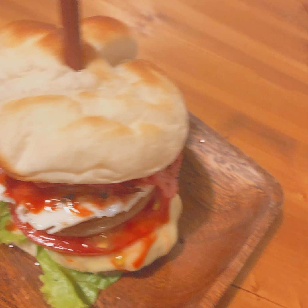 樹麗のインスタグラム：「アボカドが食べたくて 自分でミニハンバーガー作ったの🍔  楽しくて 欲張ったら  アボカドが入らなかったよ。  #哀しい欲 #本物は写真の5倍かわいいよ #🍔#🥑#ミニハンハーガー」