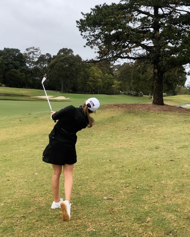 Liz Elmassianのインスタグラム：「125 m to the pin 🎯... would you go over or under? 🌳   Both shots will work but I decided to play the low flighted off pace 5 iron into the breeze 💨」
