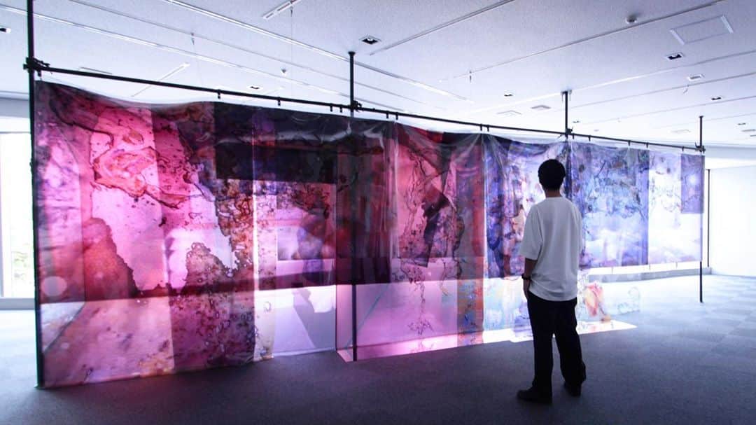 荒澤守のインスタグラム：「・ ・ 特殊な現像方法で問うてくる #横田大輔　さんの作品。 ・ 日光によって姿を変える。 吸い込まれそうになる空間🧐 ・ ・ #さいたま国際芸術祭 #埼玉県立近代美術館 #GFAS」