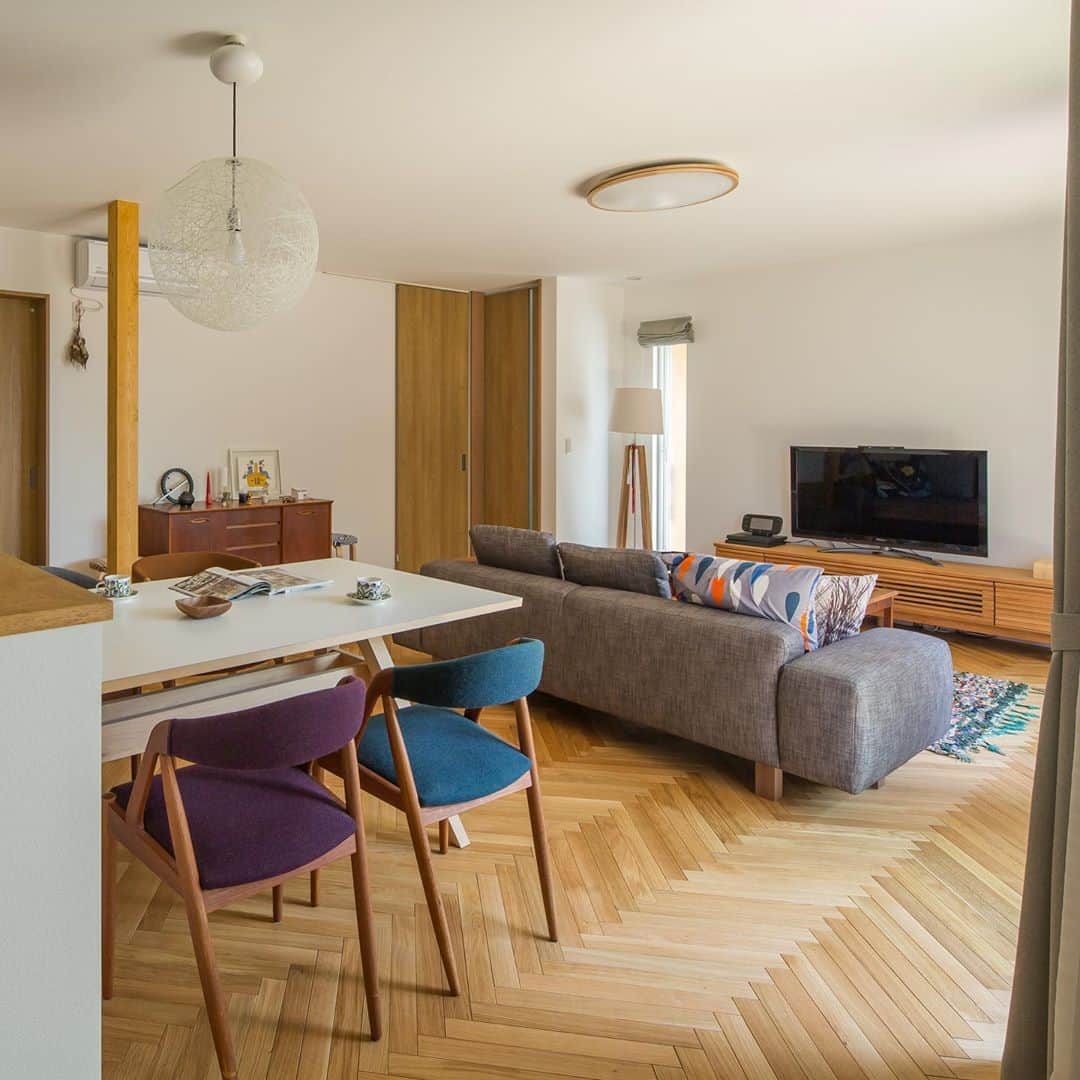 ルポハウス一級建築士事務所さんのインスタグラム写真 - (ルポハウス一級建築士事務所Instagram)「・ ・ ・ タイルトップテーブルや、チークのサイドボードなど、異素材のものが並ぶけれどなんとなくまとまる空間。 ・ ヘリンボーンの床に味わいのある家具が並べられ、アンティークな雰囲気です。 ・ ・ ・ ルポハウスの施工事例をもっと見てみたい方は こちらまで☞ @reposhouse ・ #ルポハウス は#ちょっとかっこいい家 を"友人のために"という思いでつくっています。 ・ 一生に一度の#マイホーム。 「あなたにしかできない」×「ルポハウスだからできる」で、私たちだけの#家づくり を思いっきり楽しんでみませんか？！ ・ ・ ・ #家 #インテリア #住宅 #注文住宅  #新築一戸建て #シンプルな暮らし #デザイナーズ住宅 #一級建築士事務所 #設計事務所 #instahouse  #滋賀 #大津 #草津 #栗東#タイルトップテーブル  #北欧雑貨 #アラビア食器 #ヘリンボーン床#リビングインテリア #リビングダイニング」9月10日 20時59分 - reposhouse