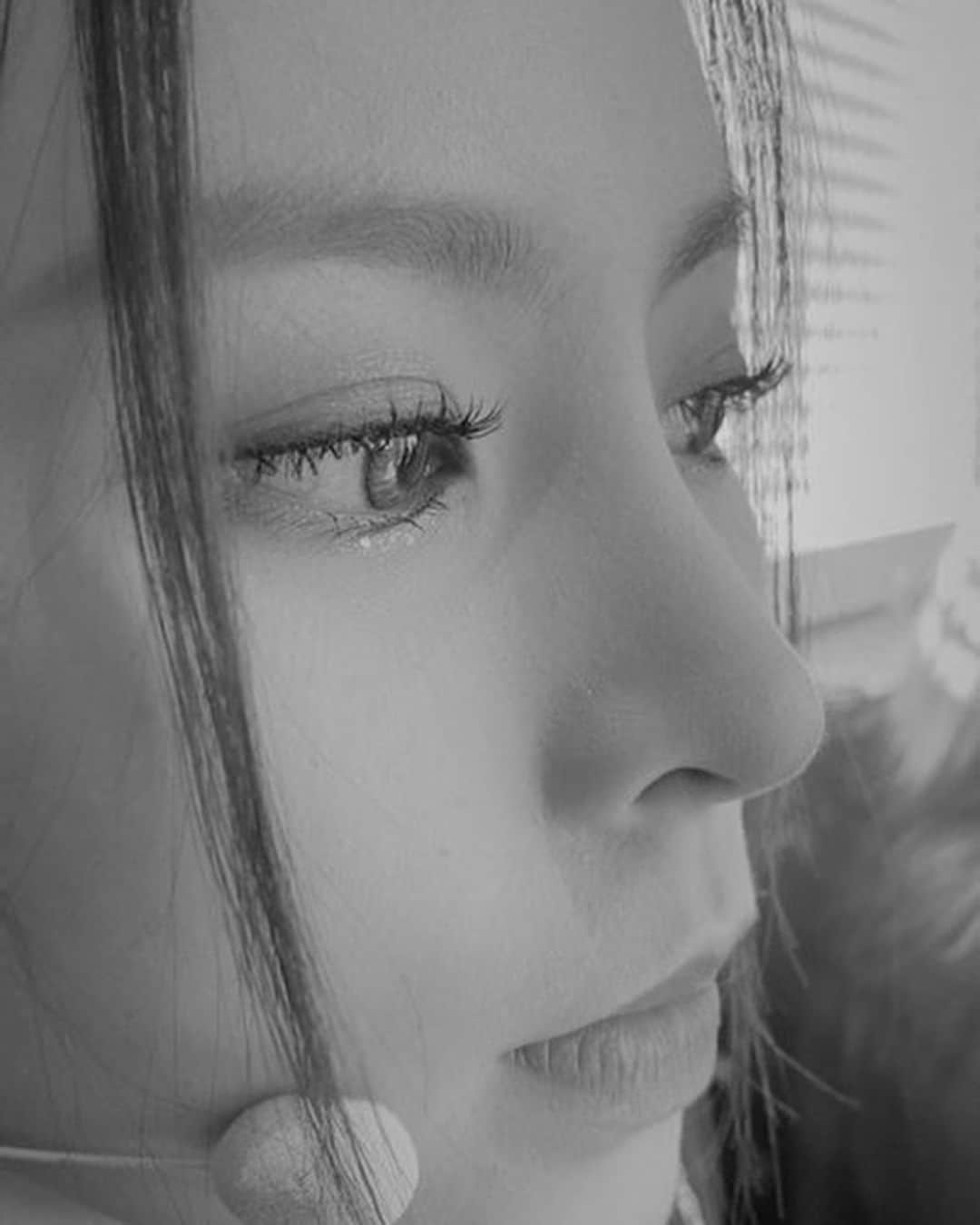 エルキーのインスタグラム：「Just a random moment before stage🖤🤍 By @seung_monkey」
