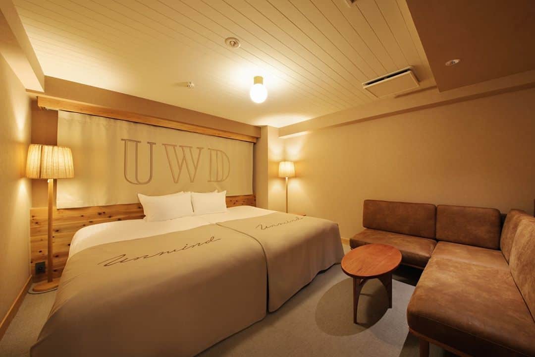 UNWIND HOTEL&BAR THE LODGE-LIKE HOTELさんのインスタグラム写真 - (UNWIND HOTEL&BAR THE LODGE-LIKE HOTELInstagram)「🛏️【Room Showcase Serie】✨⁠ Click for English!⁠ ⁠ SUPERIOR KING⁠ ⁠ ホテルで最もベッド幅の広いキングサイズのベッドを設えた客室です。🏨⁠ ソファとローテーブルが備わっています。⁠ またホテルでは珍しいバス・トイレ別のため自宅に近い感覚でご利用頂けます。⁠ ご利用ください！😎⁠ ⁠ The new Superior King room has one a King size bed!⁠ Ideal for 1 or 2 people, you can stay up to 3people and an infant.👪⁠ The room also comes equipped with a sofa a deck and a separate bathroom and WC.⁠ Come to try!😎⁠ ⁠ #アンワインドホテルアンドバー⁠ #unwindhotelandbar#hotelunwind#barignis⁠ ⁠ #札幌#北海道#札幌観光#北海道旅行#札幌ホテル#北海道ホテル#ペンドルトン#人生に野遊びを#焚き火#キャンプ#アウトドア#sapporo#hokkaidotrip#hokkaidohotel#hokkaidosgram#hokkaidolikers#woodenhouse#lodge#warmhouse#pendleton#genic_hotel#byglobalagents」9月10日 21時01分 - unwind_hotel_sapporo