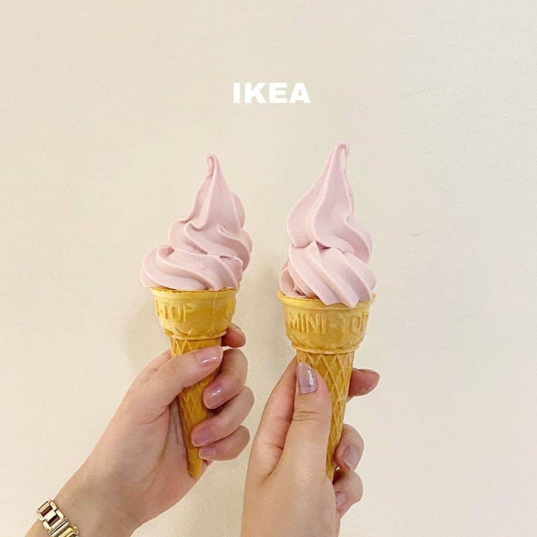 R i R y (リリー)さんのインスタグラム写真 - (R i R y (リリー)Instagram)「『 #IKEA の #50円アイス🍦🌈 』　　  IKEAに行くついでに食べたいソフトクリーム☁️ 期間限定のアイスもあるみたい🍨💕 食べに行ったら @velle.jp をタグ付けするか、ハッシュタグ #velle_jp をつけて投稿してみてね😍  Photo by﻿ @xxayapink @ai0404_rinran  @a.pink20 @mapo0509 ✴︎---------------✴︎---------------✴︎﻿ ﻿ ▶▶Instagram・Twitter・TikTokで掲載する写真を募集中📸﻿ カワイイ写真が撮れたら、@velle.jp をタグ付けするか、ハッシュタグ #velle_jp をつけて投稿してみてね♪﻿ ﻿ velle編集部と一緒にカワイイで溢れるvelleを創っていこう😚🤍  ✴︎---------------✴︎---------------✴︎﻿ #ソフトクリーム #アイスクリーム #softcream #icecream #イケア #イケア購入品  #期間限定 #期間限定スイーツ #ストロベリーアイス #アイス #アイス部 #アイス好きな人と繋がりたい」9月10日 21時01分 - velle.jp