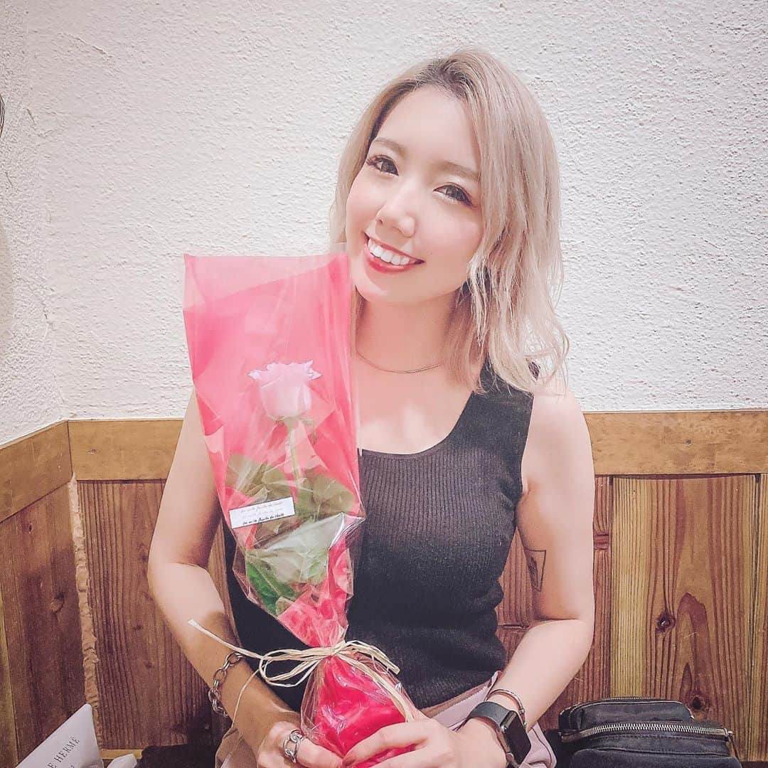 DJ CHI☆MEROのインスタグラム：「DAY9 ピンクの薔薇は"感謝"だって🌹 ありがとうとごめんねはとっても大事！ . 明日9/11(金)は六本木ESPRITTOKYOにてDJです🐬 9月合同BDパーティーでもあるので お近くの方は是非、お顔を見せに来て下さいね♪」