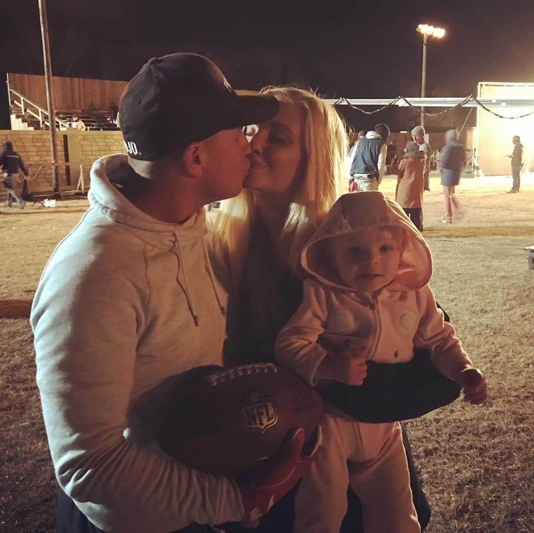 レイン・ギャリソンのインスタグラム：「All my loves in one pic! #football #family #film #tbt on set of @12mightyorphans」