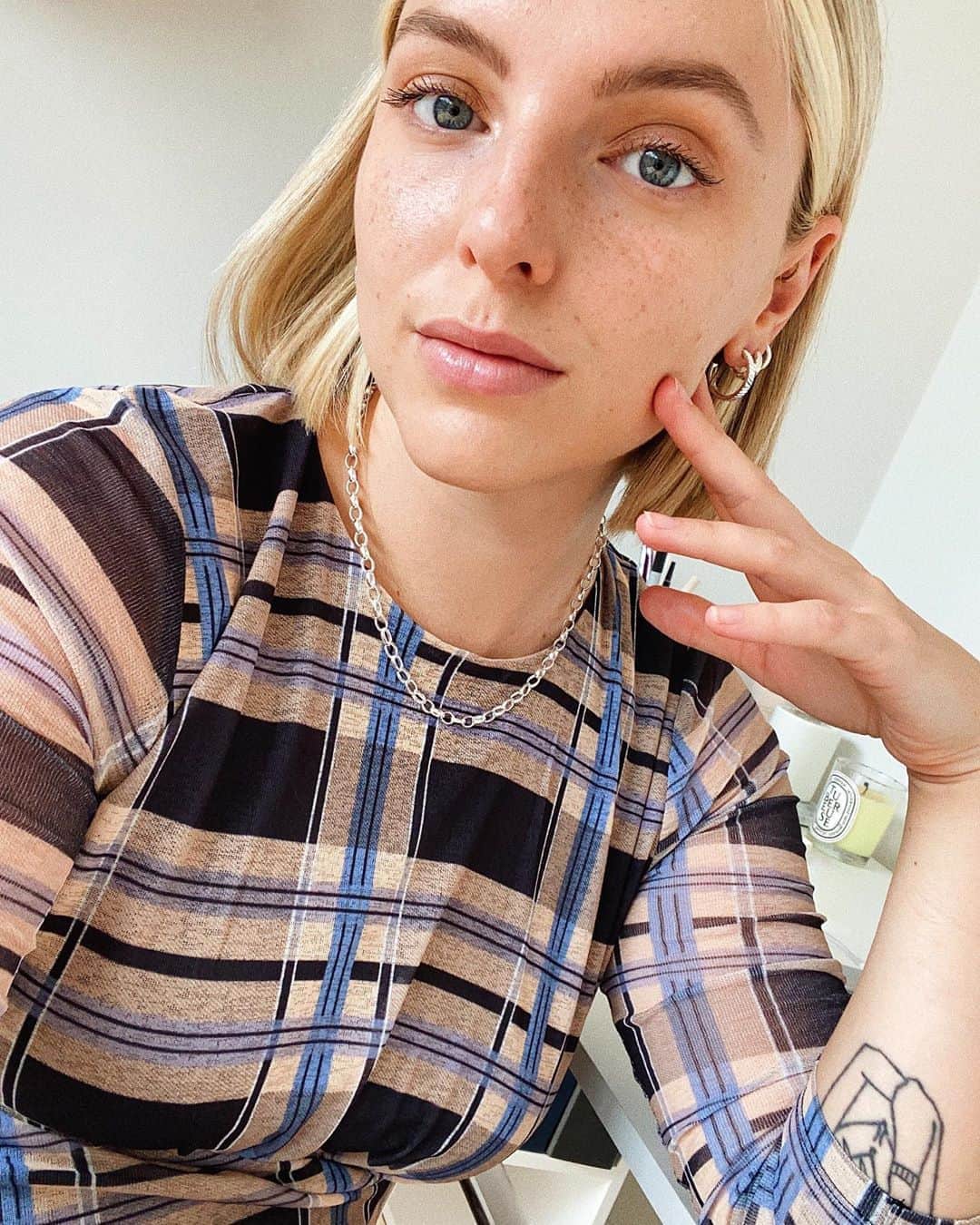 Estée Lalondeのインスタグラム：「I put real clothes on and here’s the proof 👋」