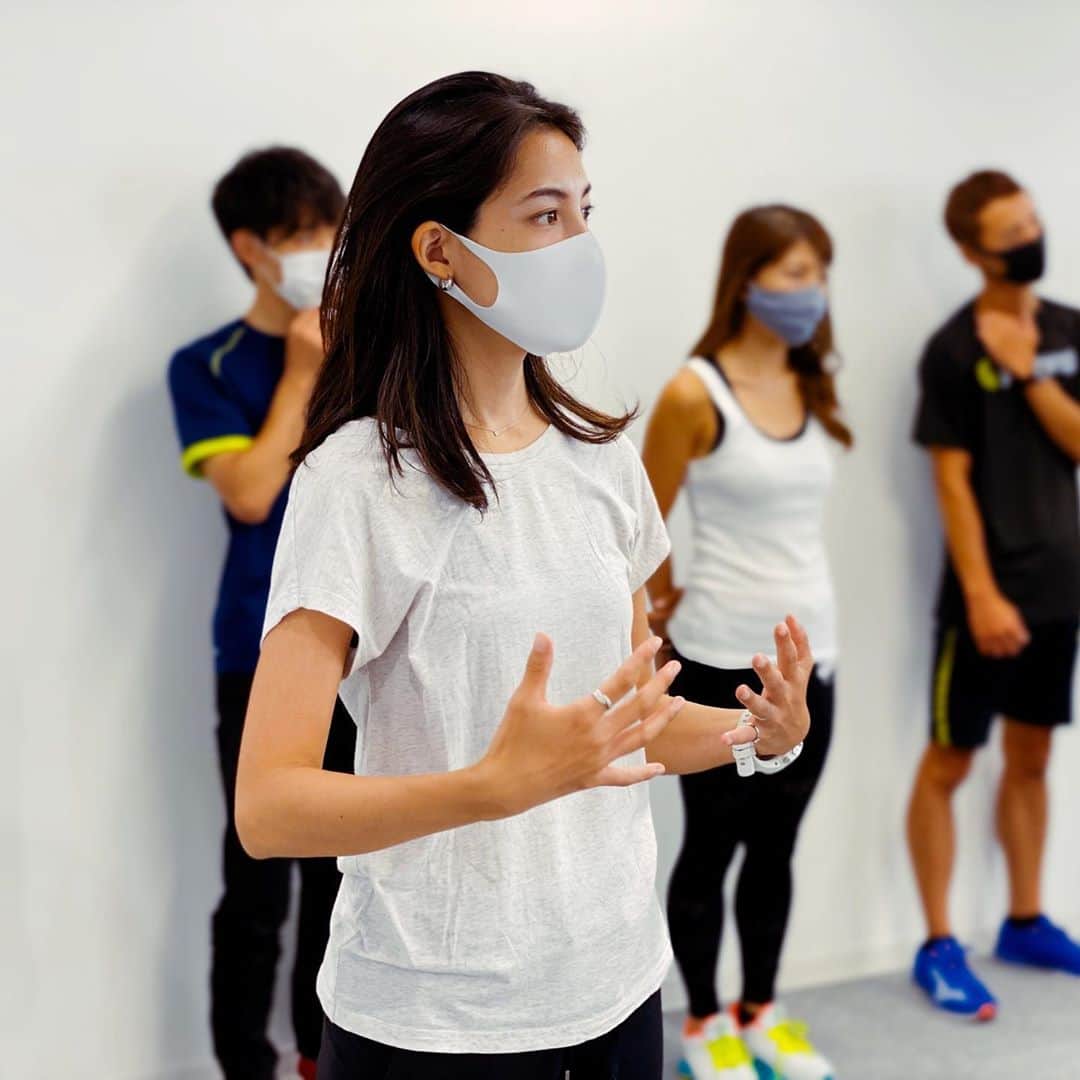 のインスタグラム：「#ランニングアドバイザー養成講座 ﻿ ﻿ 今回は【実技】﻿ 体の使い方を学びました！﻿ ﻿ "走る"それ自体はすぐにできるけど、どう体を動かすか、その動きによってどういう反応があるのか…コンディショニングトレーニングを実践もしながら教えていただきました😊﻿ ﻿ ランニングする中で一番ぼんやりしがちなのが体の使い方。﻿ 誰かに聞かないと自分では気づけない部分でもあると思います。﻿ でもそこにこそ体の不調や辛さの原因が隠れていたりするんですよね〜💦﻿ ﻿ 指導してくださった #園原健弘 さんのキレのある動きがかっこよくて、私もしなやかに体を使えるようになりたいなぁと思いました😄﻿ ﻿ 自分の体を使って色んな動きをトライしながら、もっともっと深めていきたい〜！！﻿ ﻿ #ランニングアドバイザー﻿ #日本ランニング協会」