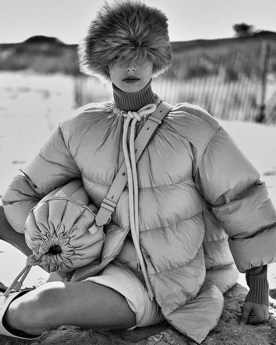 V Magazineさんのインスタグラム写真 - (V MagazineInstagram)「To celebrate the next installment of the @moncler Genius lineup, V Magazine and photographer @chriscolls teamed up to interpret the newly released 2 Moncler 1952 collection. Extending its pioneering spirit into 2020, #MonclerGenius continues to explore new horizons and give voice to personal creativity, now with the new mens and womens collection that gives the outdoorsy attitude of Moncler a whole new look. Creating empowering yet elegant aesthetics, womenswear designer @veronicaleoni and menswear designer @sergiozambon stretch the imagination as to what a modern puffer can look like and makes us look forward to the colder days ahead.  Discover the collection through the lens of V at the link in bio! — Photography: @chriscolls Fashion: @aryehlappin Models: @alexandraagoston (@imgmodels) @abdulayeniang (@dnamodels)  Alexandra and Abdulaye wear all clothing and accessories 2 @moncler 1952」9月10日 21時07分 - vmagazine