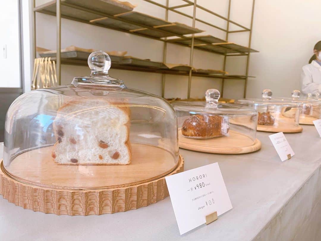 山野ゆりのインスタグラム：「夢が叶った日。私がディレクションするパン屋さん　@parkbaker_lab が本日福岡の小倉にオープンしました。ただパンが大好きでパンを毎日食べているだけのなんでもない私に、ひょんな事からパン屋さんを手掛けるチャンスを頂きました。　　 勿論お店を作った事もなければ、パンを焼くプロでもありません。HOWTOは何もなく、ゼロからのチャレンジでした。去年の夏にお話をいただいてから、この日の為に必死に毎日熱量をあげて取り組んできました。好きじゃない事でも頑張らなきゃいけないのに、好きな事で頑張れるなんてどんなに幸せな事でしょう。楽しいだけではなく、迷いながら悩みながら、それでも全て幸せな経験でした。  そんな毎日の想いの塊が今日、お店になって、形になって、小倉でパン屋さんとして始動しました。泣。嬉。幸。  私にとってパンは愛しい造形物です。食べて美味しく幸せなのは当たり前で、パンを見ているだけで美しいなぁと思う事も多く。「食べれるオブジェ」の様な錯覚に陥るんです。（私だけでしょうか笑）  そんな気持ちを自分のお店では具現化したく、パンを全てガラスドームにオブジェの様に陳列しています。お店自体のデザインも美術館の様な少し冷たさを感じる空間に仕上げました。  私にとってパン屋さんは、いつも手軽にトリップできる異空間だったので、来店されるお客様にとっても良い意味で異空間になれれば嬉しいです。まだまだ書きたい事が山程あるのですが、詳しい事はお店の方のインスタで少しづつお話ししたいと思います。 @parkbaker_lab是非こちらもフォローしてくれたら嬉しいです。  長くなってしまいましたが、とにかく！今日私は夢の一つが叶いました。いつもいつも応援してくれて本当にありがとうございます。1人では何も出来ないし、私は本当になんでもない人間ですが、ここまで来れたのは見ていてくれるあなたのおかげです。本当に。 周りの人達に感謝を忘れず、これからも大好きなパンと向き合いながら生きていけたら良いなと思っています。  本日はパンが売り切りで昼過ぎにクローズになってしまいまたが、来店されたお客様ありがとうございました。  今後ともPARK BAKER LAB. を宜しくお願いします。  パン野ゆり」