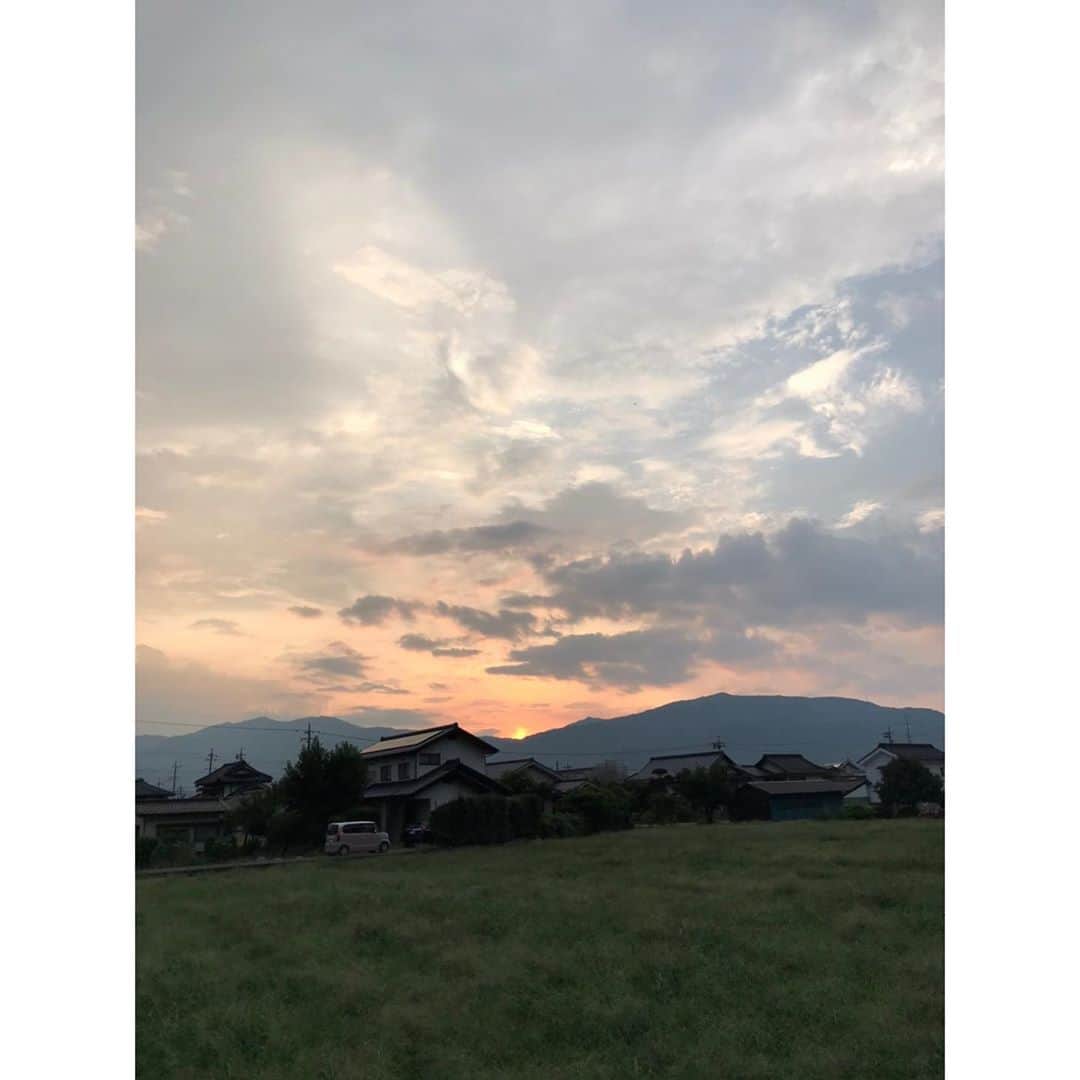 熊木杏里のインスタグラム：「11月11日に新しいアルバムを 出します。 この時、この今に 作った歌。  我慢や不安があるけれど 笑顔で過ごしていけるように。  またお知らせします  今日は母の誕生日でした！ 元気そうでよかった！ うんうん」