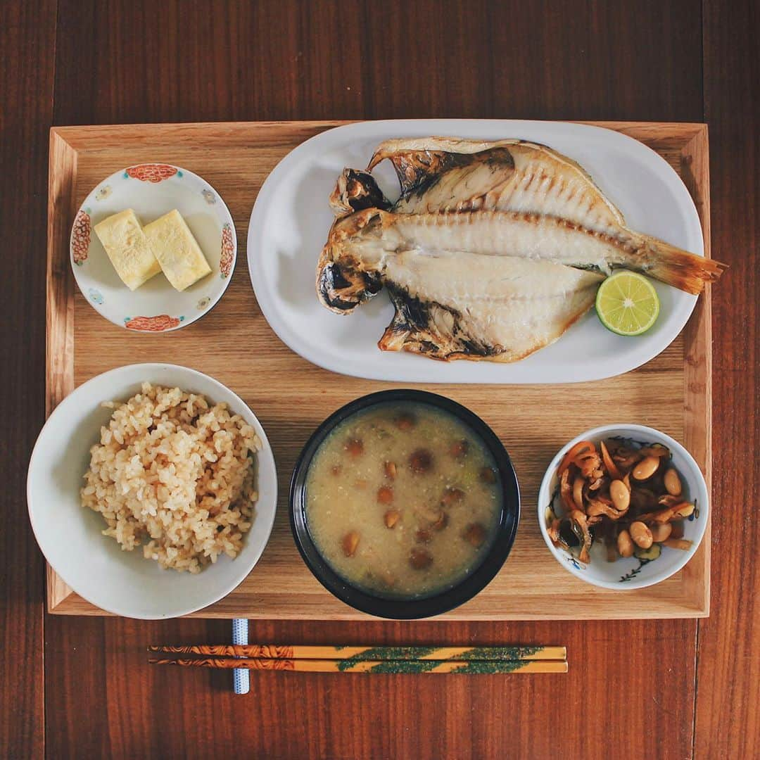 Kaori from Japanese Kitchenさんのインスタグラム写真 - (Kaori from Japanese KitchenInstagram)「新しい丸盆で茶色いお魚定食。干物とすだちが合う。 ・ こんばんは。 この前の朝昼ごはん。 新しい丸盆がカッコよくてお気に入り。 #茶色飯 の時は色がハッキリとした器を使うと いい感じに見えることに気づく。 スワイプして4枚目の夫のお膳と比較したら 同じ献立なのに全然違ってみえました。 干物の藍い器は金麦の器です🍺 ・ ここ最近ずっと茶色い定食が続いてますが 白米が切れてしまい玄米に変えたのと 生野菜が高くて緑のお野菜に手が伸びず… （あと来週人間ドックで 　少しでも数値改善したいという笑 　無駄な悪あがき🤗） 気候が安定しないせいで 野菜が高いのは仕方がない、と諦めました。 そんな中、切り干し大根の栄養価が高いと 某栄養士さんのコラムを読み 久々に切り干し大根を購入。（しかも安い） 干した野菜や果物って 旨味がギュッと詰まっていて美味しいですよね。 ・ えぼ鯛の干物は @taisei_online さんから 送っていただいたもの。 三島でよく食べられている魚らしく 夫が懐かしいと5回くらい言ってました。 柔らかくて脂がのってて美味しかったー。 注文の際に私のアカウント名 「@coco_kontasu 」と入れてもらったら 特典でもう一品プレゼントしてくれるとのことです。 是非ともご利用ください☺︎ キャプション短くしたいのに 毎回長くなってしまう笑 では今日もお疲れ様でした。 ・ ・ 【おしながき】 玄米 なめことネギのお味噌汁 えぼ鯛の干物とすだち 卵焼き 切り干し大根と豆の煮物 ＊薬膳走り書きは本日お休みします＊ ・ ・ ・ ・ 2020.09.10 Thu Hi from Tokyo! Here’s Japanese brunch: Brown rice, grilled red snapper w/ Japanese radish, rolled egg omelet, and simmered dried radish. ・ ・ ・ ・ ・ #japanesefood #breakfast #朝ごはん #おうちごはん #早餐 #薬膳 #うつわ #自炊 #家庭料理 #落合芝地 #阿部春弥 #佐藤もも子 #一汁三菜 #海鮮映え #ショップタイセイ #タイセイ飯」9月10日 21時09分 - coco_kontasu