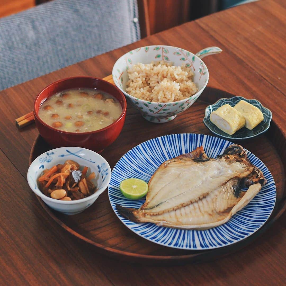 Kaori from Japanese Kitchenさんのインスタグラム写真 - (Kaori from Japanese KitchenInstagram)「新しい丸盆で茶色いお魚定食。干物とすだちが合う。 ・ こんばんは。 この前の朝昼ごはん。 新しい丸盆がカッコよくてお気に入り。 #茶色飯 の時は色がハッキリとした器を使うと いい感じに見えることに気づく。 スワイプして4枚目の夫のお膳と比較したら 同じ献立なのに全然違ってみえました。 干物の藍い器は金麦の器です🍺 ・ ここ最近ずっと茶色い定食が続いてますが 白米が切れてしまい玄米に変えたのと 生野菜が高くて緑のお野菜に手が伸びず… （あと来週人間ドックで 　少しでも数値改善したいという笑 　無駄な悪あがき🤗） 気候が安定しないせいで 野菜が高いのは仕方がない、と諦めました。 そんな中、切り干し大根の栄養価が高いと 某栄養士さんのコラムを読み 久々に切り干し大根を購入。（しかも安い） 干した野菜や果物って 旨味がギュッと詰まっていて美味しいですよね。 ・ えぼ鯛の干物は @taisei_online さんから 送っていただいたもの。 三島でよく食べられている魚らしく 夫が懐かしいと5回くらい言ってました。 柔らかくて脂がのってて美味しかったー。 注文の際に私のアカウント名 「@coco_kontasu 」と入れてもらったら 特典でもう一品プレゼントしてくれるとのことです。 是非ともご利用ください☺︎ キャプション短くしたいのに 毎回長くなってしまう笑 では今日もお疲れ様でした。 ・ ・ 【おしながき】 玄米 なめことネギのお味噌汁 えぼ鯛の干物とすだち 卵焼き 切り干し大根と豆の煮物 ＊薬膳走り書きは本日お休みします＊ ・ ・ ・ ・ 2020.09.10 Thu Hi from Tokyo! Here’s Japanese brunch: Brown rice, grilled red snapper w/ Japanese radish, rolled egg omelet, and simmered dried radish. ・ ・ ・ ・ ・ #japanesefood #breakfast #朝ごはん #おうちごはん #早餐 #薬膳 #うつわ #自炊 #家庭料理 #落合芝地 #阿部春弥 #佐藤もも子 #一汁三菜 #海鮮映え #ショップタイセイ #タイセイ飯」9月10日 21時09分 - coco_kontasu