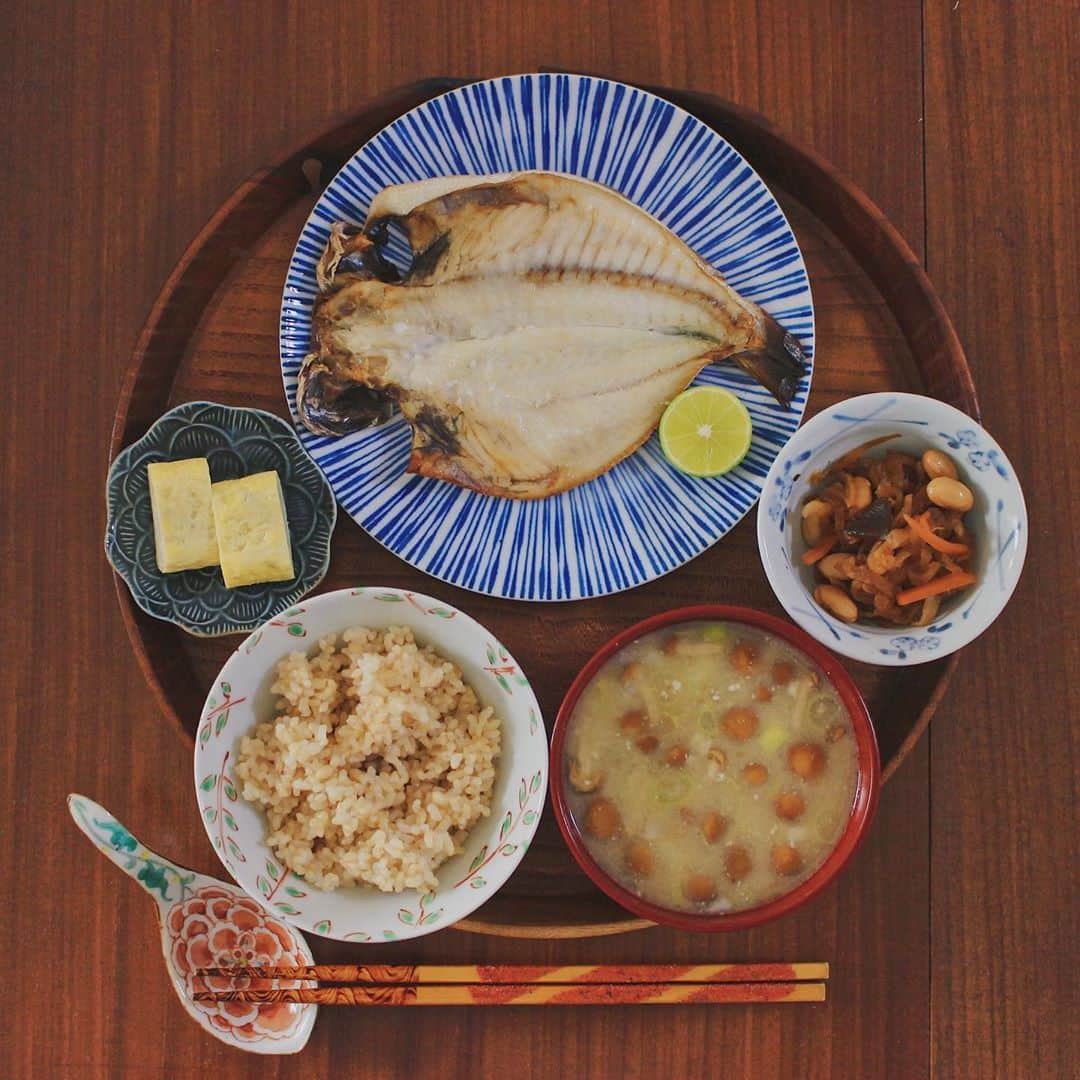 Kaori from Japanese Kitchenさんのインスタグラム写真 - (Kaori from Japanese KitchenInstagram)「新しい丸盆で茶色いお魚定食。干物とすだちが合う。 ・ こんばんは。 この前の朝昼ごはん。 新しい丸盆がカッコよくてお気に入り。 #茶色飯 の時は色がハッキリとした器を使うと いい感じに見えることに気づく。 スワイプして4枚目の夫のお膳と比較したら 同じ献立なのに全然違ってみえました。 干物の藍い器は金麦の器です🍺 ・ ここ最近ずっと茶色い定食が続いてますが 白米が切れてしまい玄米に変えたのと 生野菜が高くて緑のお野菜に手が伸びず… （あと来週人間ドックで 　少しでも数値改善したいという笑 　無駄な悪あがき🤗） 気候が安定しないせいで 野菜が高いのは仕方がない、と諦めました。 そんな中、切り干し大根の栄養価が高いと 某栄養士さんのコラムを読み 久々に切り干し大根を購入。（しかも安い） 干した野菜や果物って 旨味がギュッと詰まっていて美味しいですよね。 ・ えぼ鯛の干物は @taisei_online さんから 送っていただいたもの。 三島でよく食べられている魚らしく 夫が懐かしいと5回くらい言ってました。 柔らかくて脂がのってて美味しかったー。 注文の際に私のアカウント名 「@coco_kontasu 」と入れてもらったら 特典でもう一品プレゼントしてくれるとのことです。 是非ともご利用ください☺︎ キャプション短くしたいのに 毎回長くなってしまう笑 では今日もお疲れ様でした。 ・ ・ 【おしながき】 玄米 なめことネギのお味噌汁 えぼ鯛の干物とすだち 卵焼き 切り干し大根と豆の煮物 ＊薬膳走り書きは本日お休みします＊ ・ ・ ・ ・ 2020.09.10 Thu Hi from Tokyo! Here’s Japanese brunch: Brown rice, grilled red snapper w/ Japanese radish, rolled egg omelet, and simmered dried radish. ・ ・ ・ ・ ・ #japanesefood #breakfast #朝ごはん #おうちごはん #早餐 #薬膳 #うつわ #自炊 #家庭料理 #落合芝地 #阿部春弥 #佐藤もも子 #一汁三菜 #海鮮映え #ショップタイセイ #タイセイ飯」9月10日 21時09分 - coco_kontasu