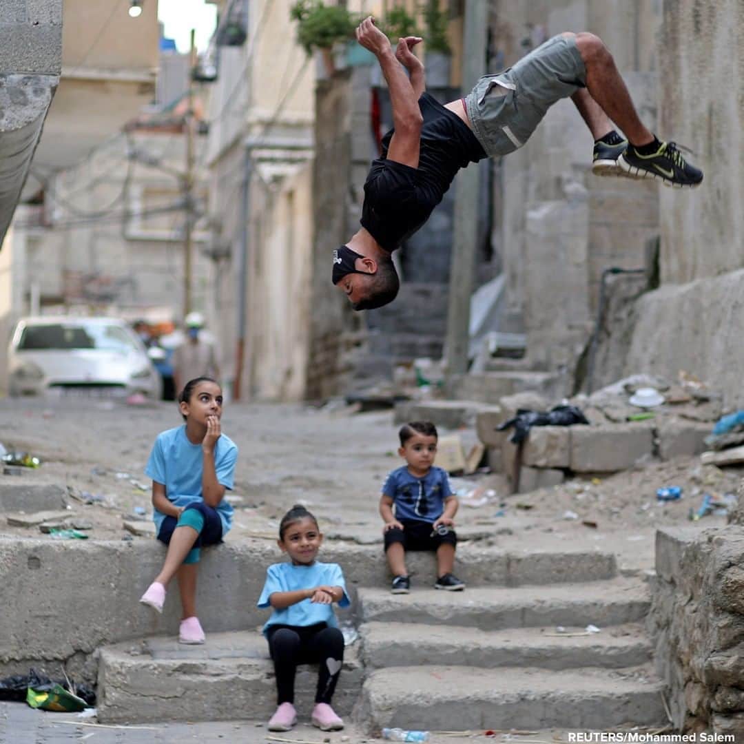 ABC Newsさんのインスタグラム写真 - (ABC NewsInstagram)「FLIPPING OUT: Athlete demonstrates his parkour skills as youngsters watch on in Gaza City. #parkour #athlete #flip」9月10日 21時13分 - abcnews